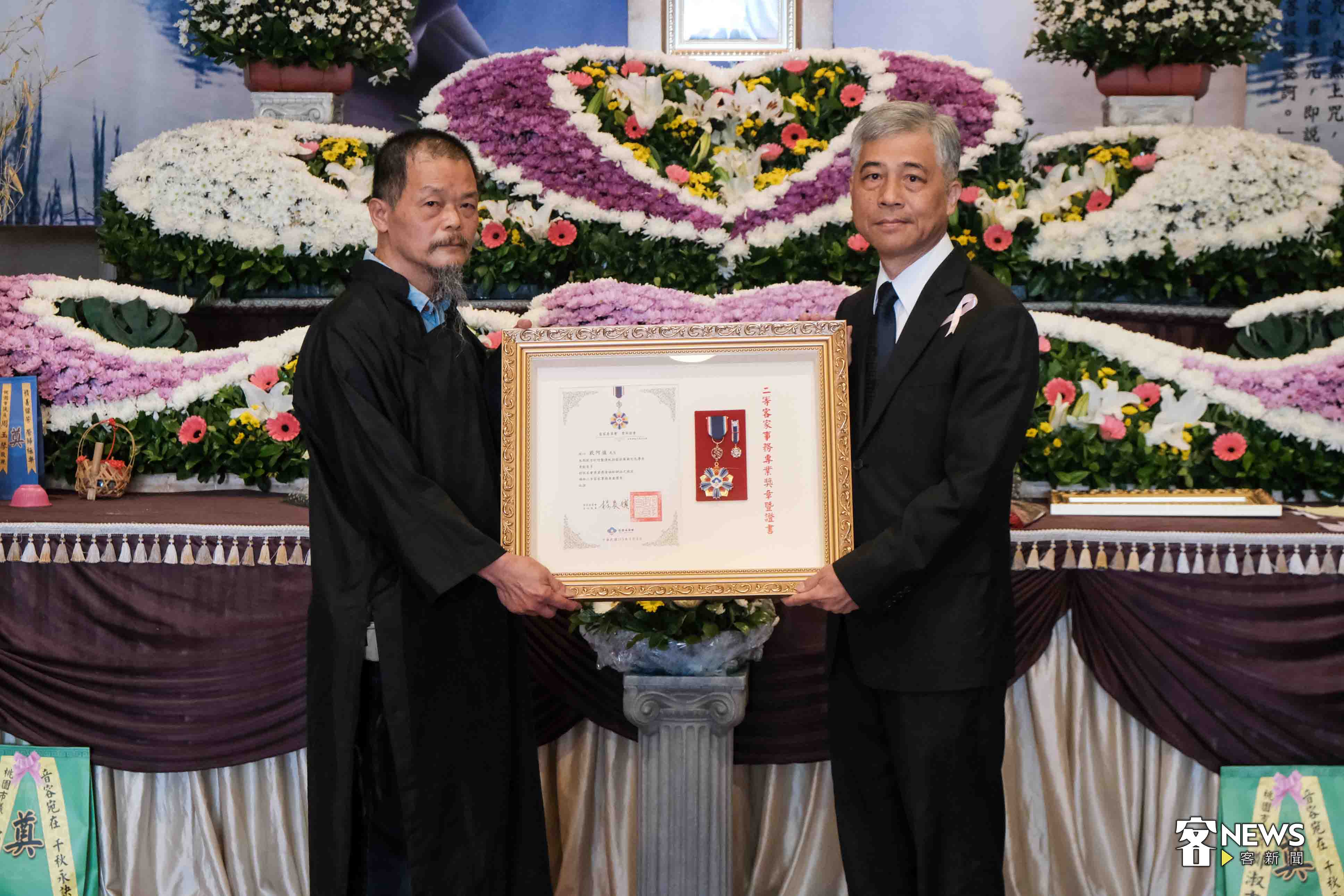 客委會副主委范佐銘代表主委楊長鎮前往戴阿爐告別式，頒贈客委會「二等客家事務專業獎章」由其家屬接受。朱愷元攝