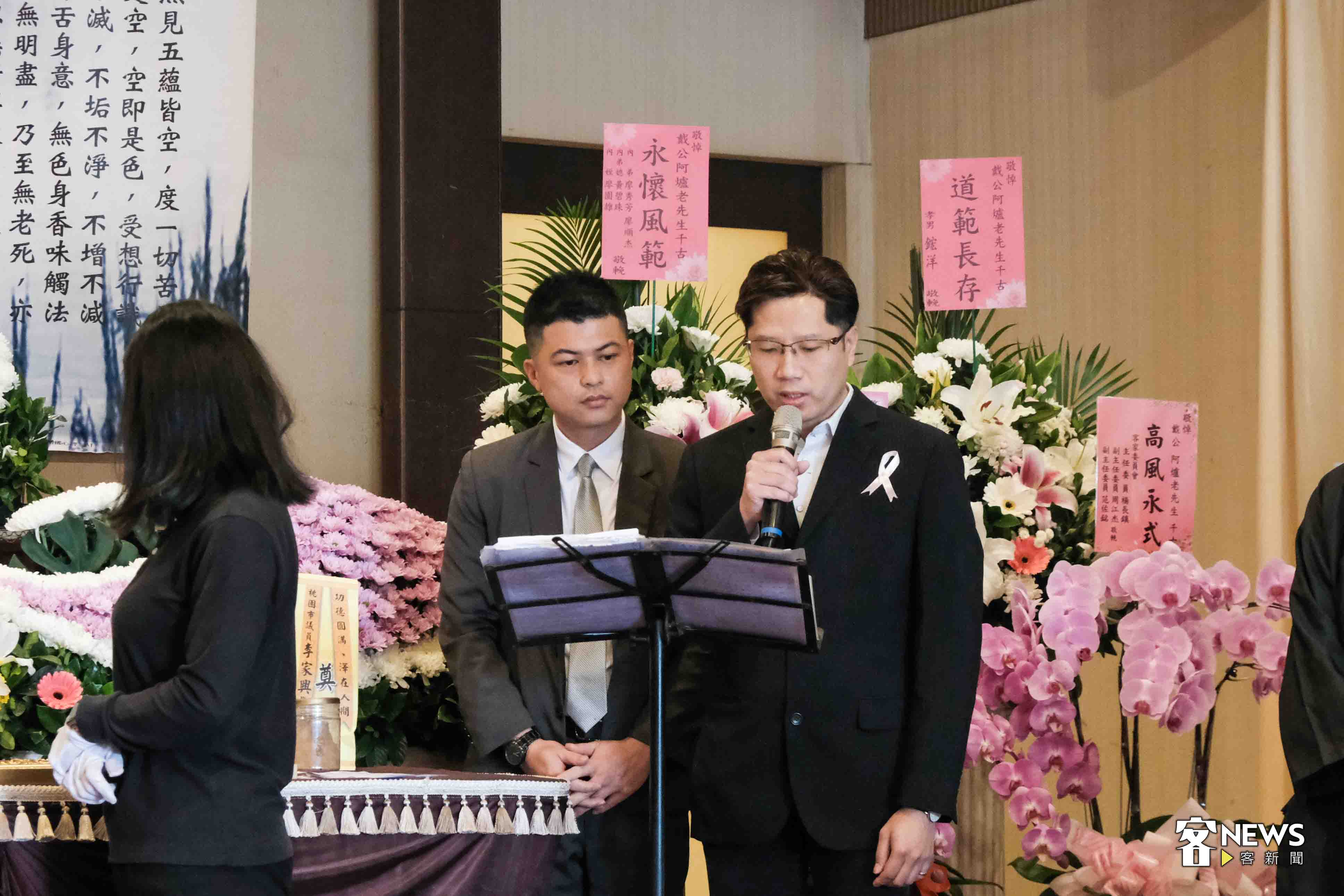 客委會邀請講客廣播電臺主持人廖經華以客語版海陸腔，宣讀客家委員會旌揚狀內容，以表慎重。朱愷元攝