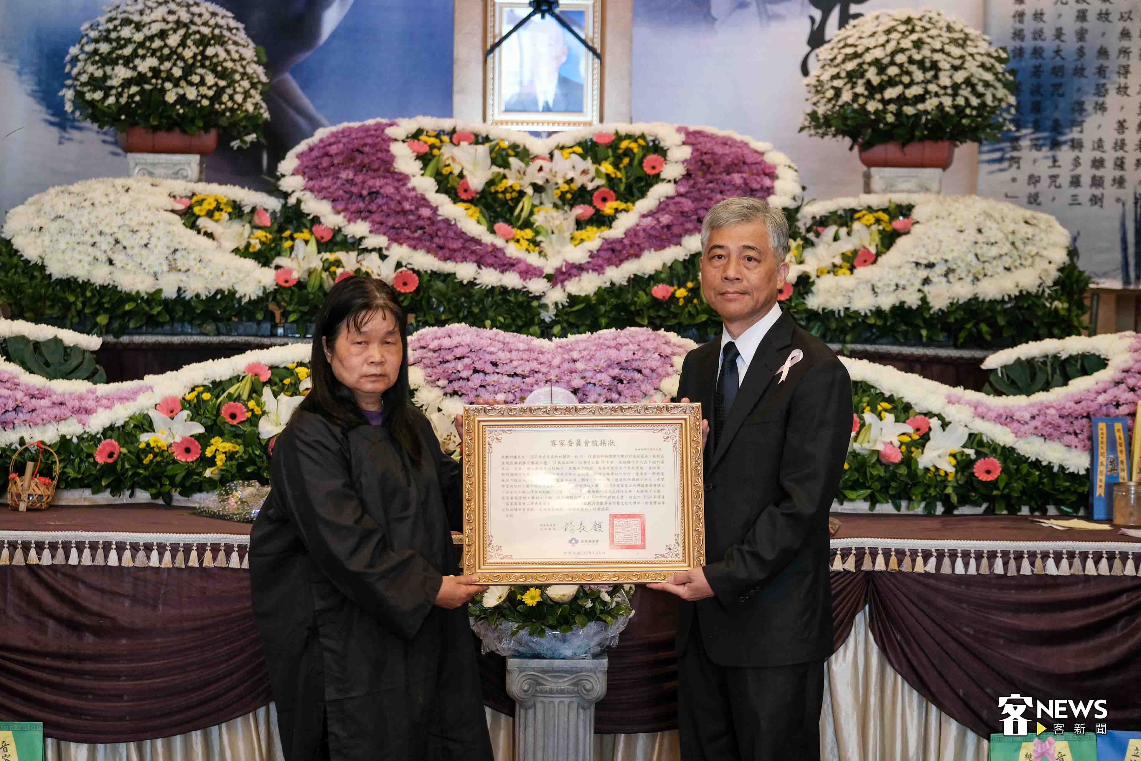 客家委員會副主任委員范佐銘前往戴阿爐告別式，頒贈客委會「旌揚狀」，由其家屬接受。朱愷元攝