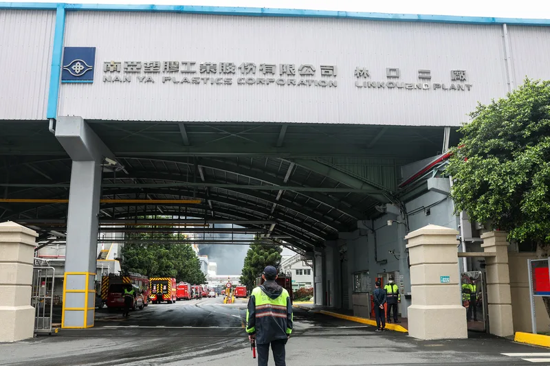 新北市消防局表示，泰山區南林路南亞塑膠林口廠7日凌晨發生火警，警消出動人車前往灌救，目前無人受困。中央社