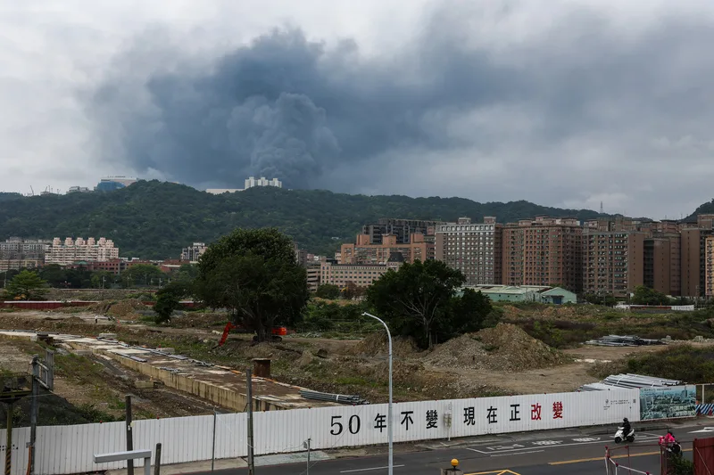 新北市泰山區南亞塑膠林口廠7日凌晨發生火警，冒出濃濃黑煙，市府環保局提醒林口、泰山、五股、三重、新莊以及桃園龜山民眾緊閉門窗，外出配戴口罩。中央社