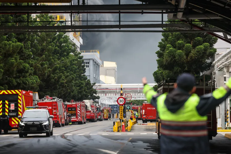泰山區南林路南亞塑膠林口廠7日凌晨發生火警，警消出動人車前往灌救，目前無人受困，廠區內停滿消防車。中央社