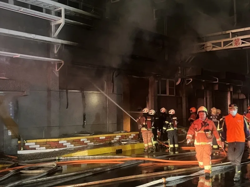 新北市泰山區南亞塑膠廠7日凌晨發生火警，警消動員灌救。由於現場持續燃燒塑膠原料，可能影響附近空氣品質，環保局籲附近民眾緊閉門窗，外出配戴口罩。新北市環保局提供