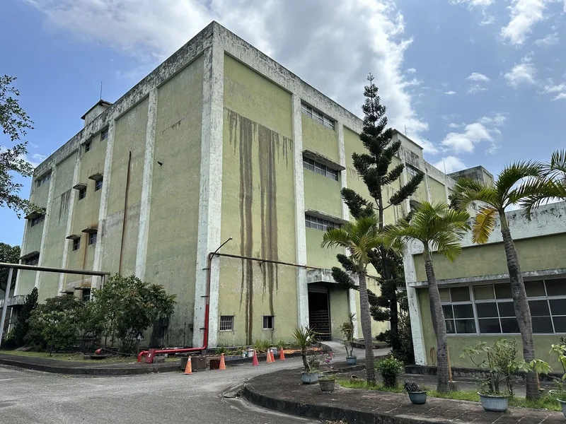 台灣菸酒公司花蓮酒廠受強震影響，廠區內許多酒品傾倒破碎，酒灑出來溢流滿地，甚至在大樓外牆形成一道道酒漬。中央社