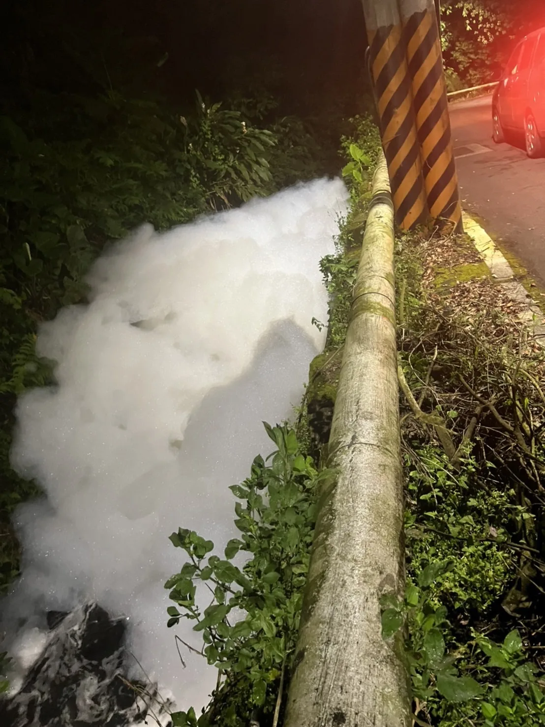 南亞公司未即時將消防廢水處理納入緊急應變措施管理，導致泡沫廢水流入水體，違反水污染防治法規定，已依法告發，最高處600萬元罰鍰。新北市環保局提供