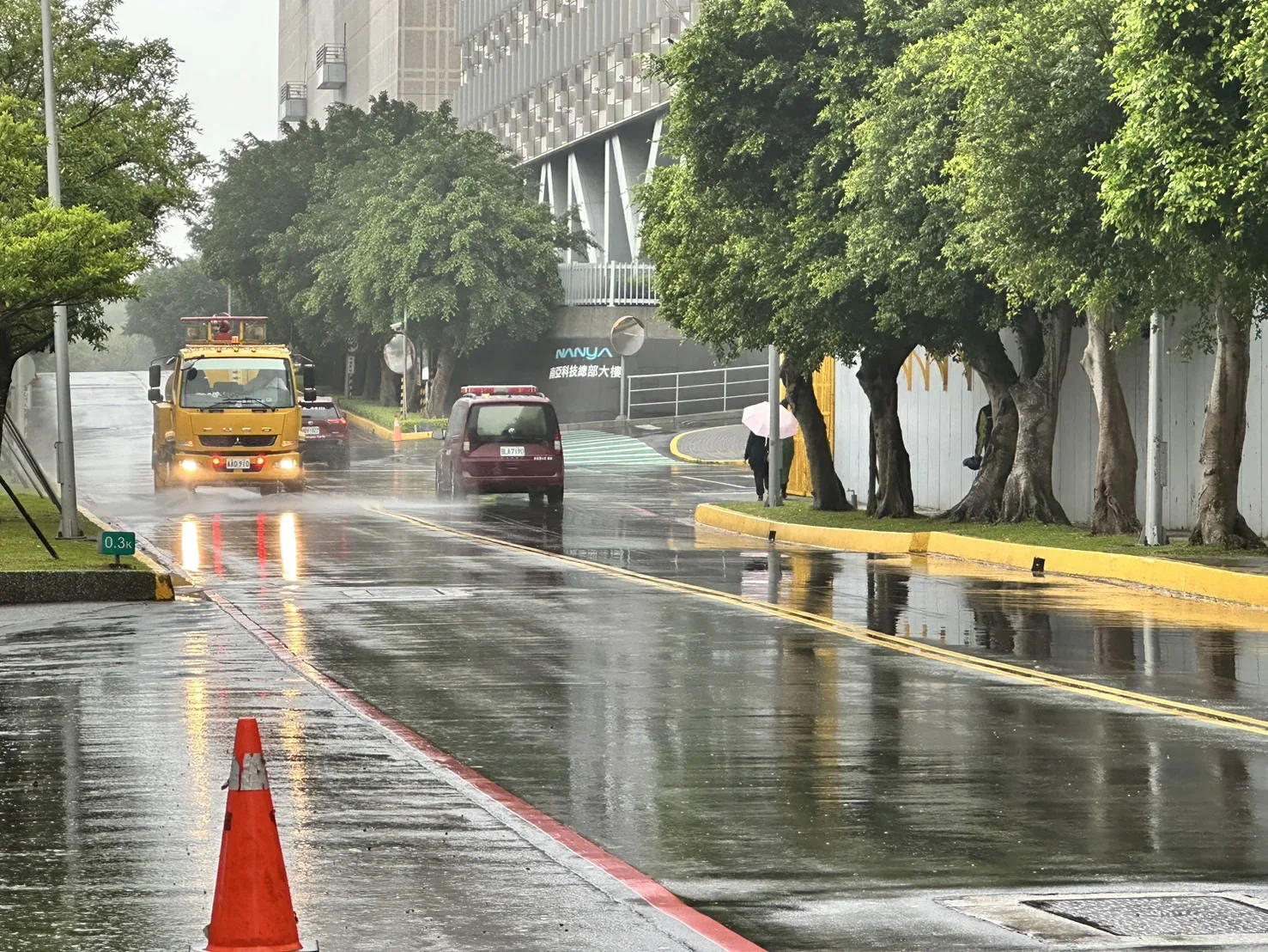 部分消防廢水溢流到路面，環保局已緊急派出洗街車協助清理，以維護行車安全。新北市環保局提供