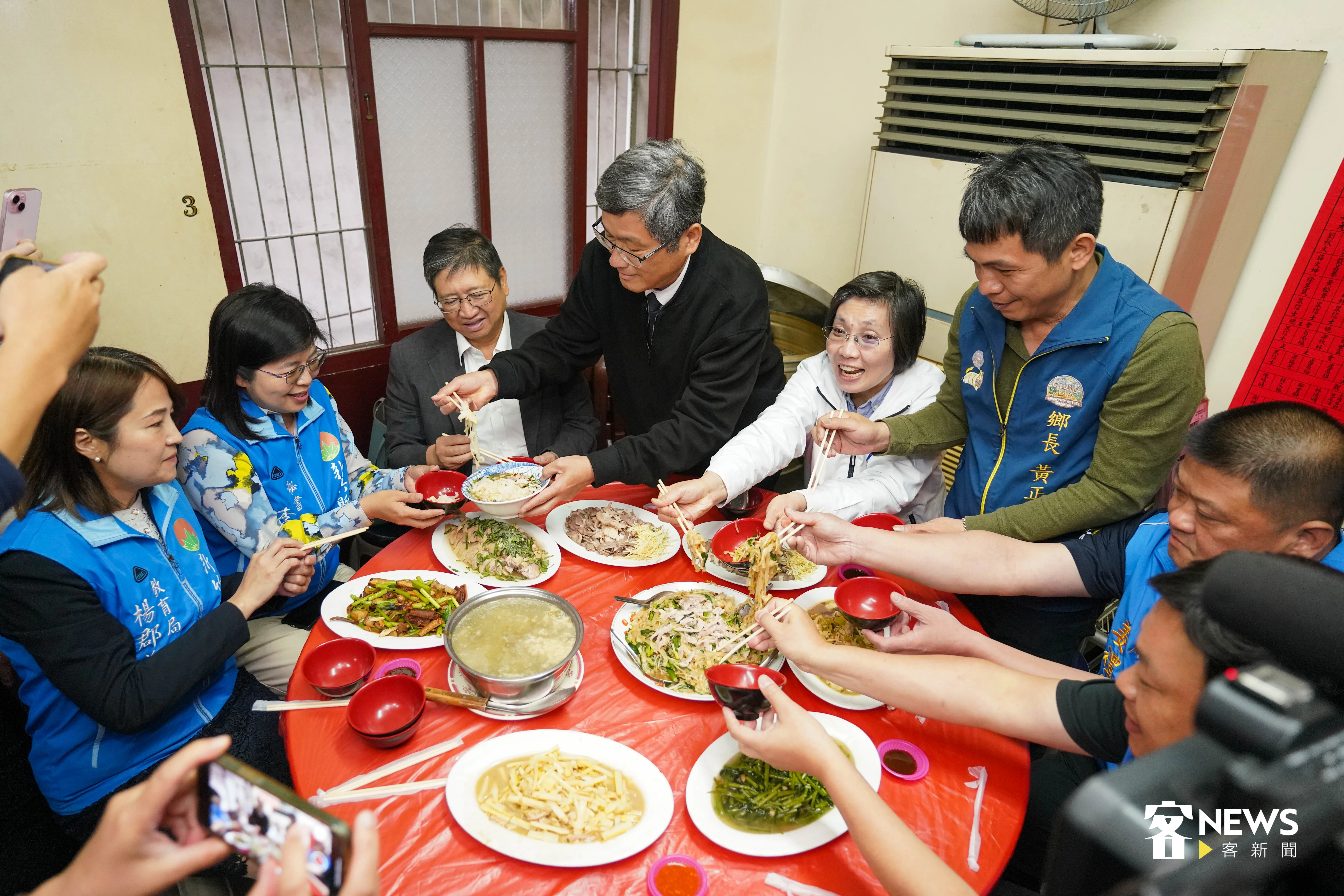 新竹縣長楊文科帶領縣政團隊一同聲援客家粄條、客家米食。范修語攝