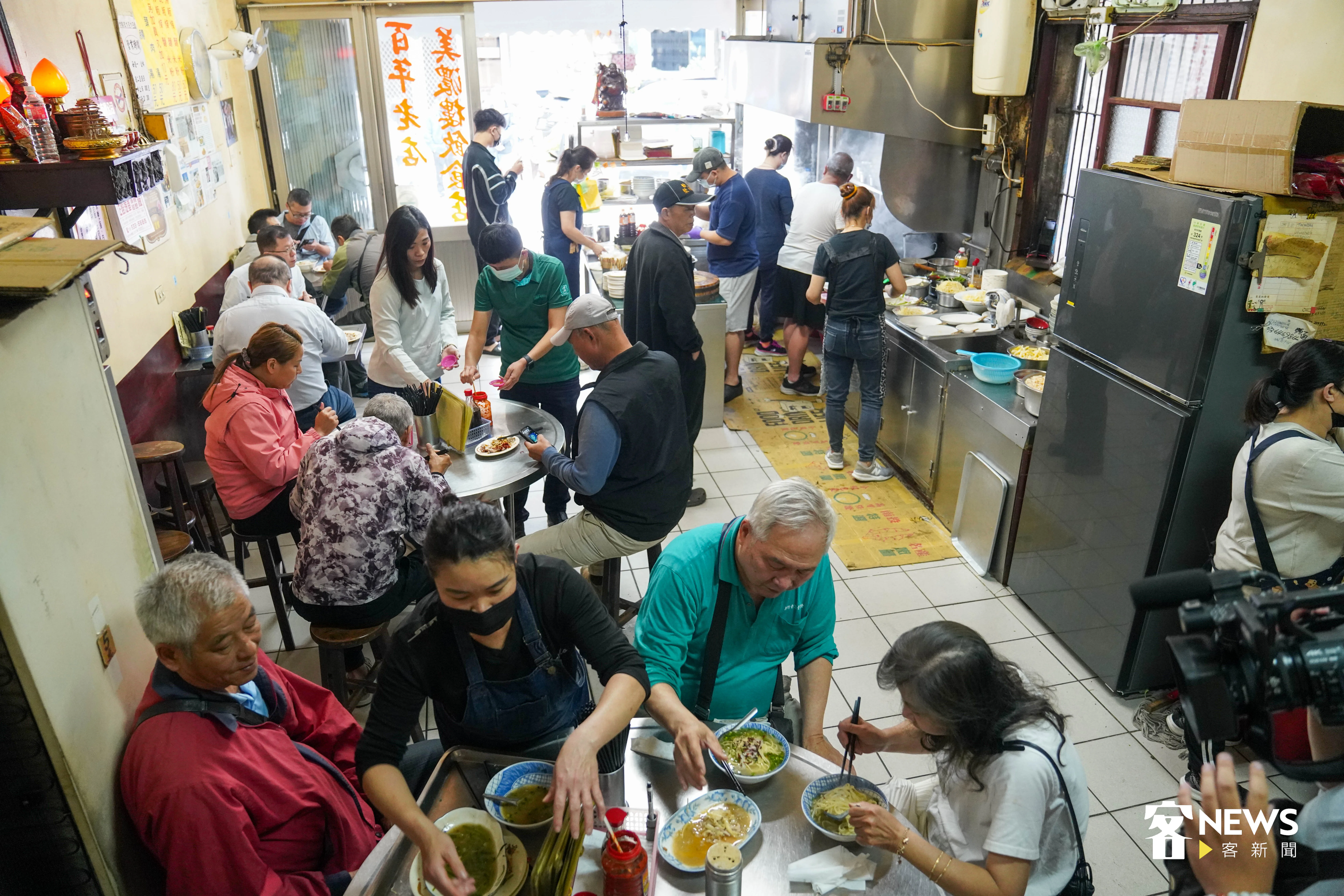 新竹芎林百年老店，一到用餐時間店內擠滿客人，甚至有民眾特地從外縣市慕名而來。范修語攝