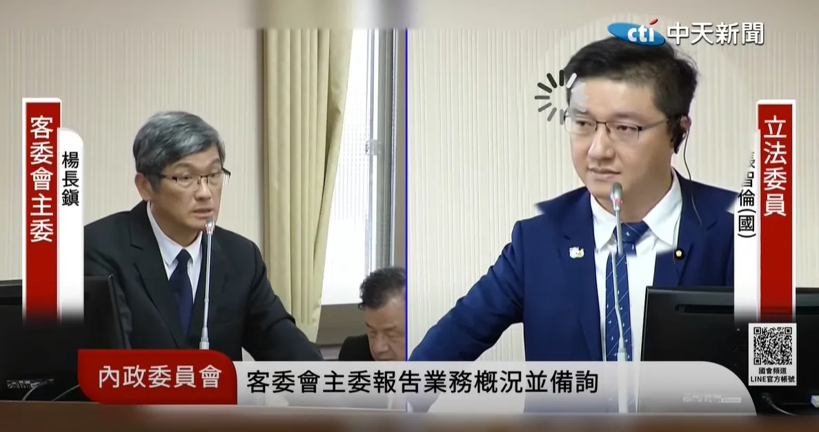 網媒將客委會主委質詢畫面後製帶風向，誤導民眾客委會主委楊長鎮堅持說客語來影響立委質詢，但現場其實客委會每次都有準備口譯機及邀請即時口譯人員，但質詢畫面遭惡意剪接，引起網友誤會並發表歧視性輿論。圖翻自網媒《中天》