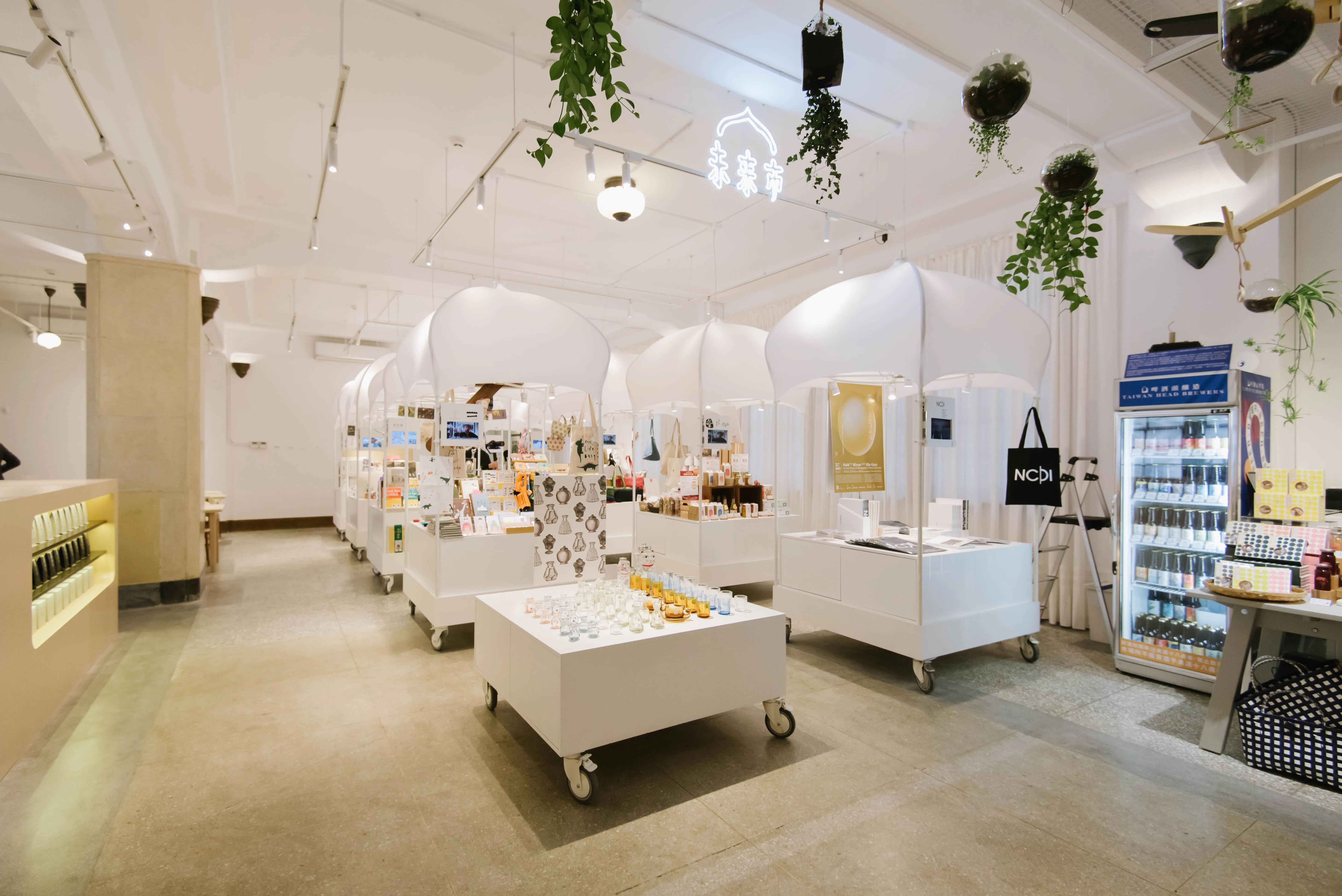 四月館慶期間，國家攝影文化中心臺北館1樓未來市，國家攝影文化中心出版及文創品，全面享8折折扣，未來市部分攤車及Coffee_To也將推出相關優惠。國家攝影中心提供