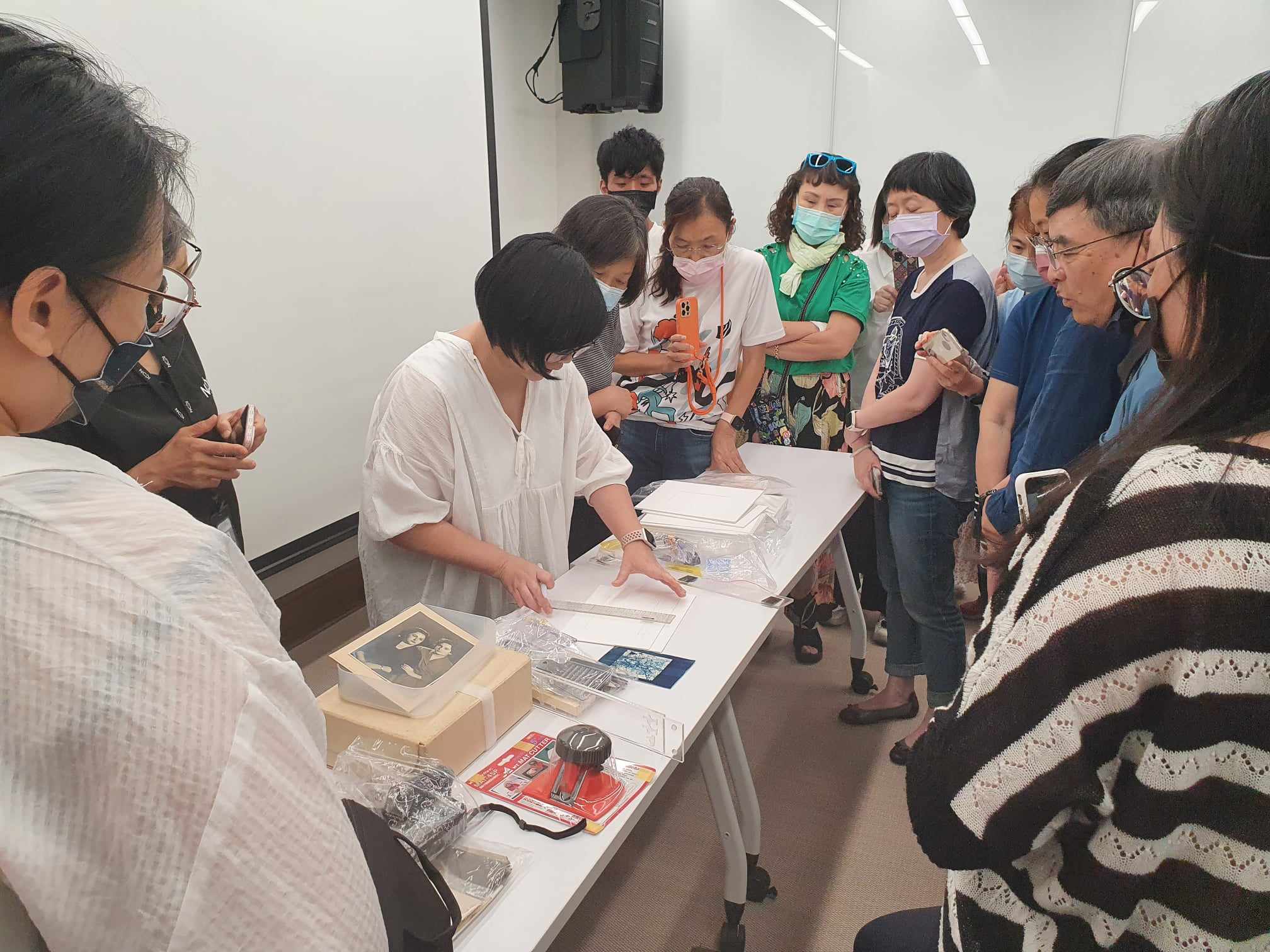 照片保存維護工作坊，帶領學員從原理知識的認識到實際手作過程，認識老照片的保存維護程序。國家攝影中心提供