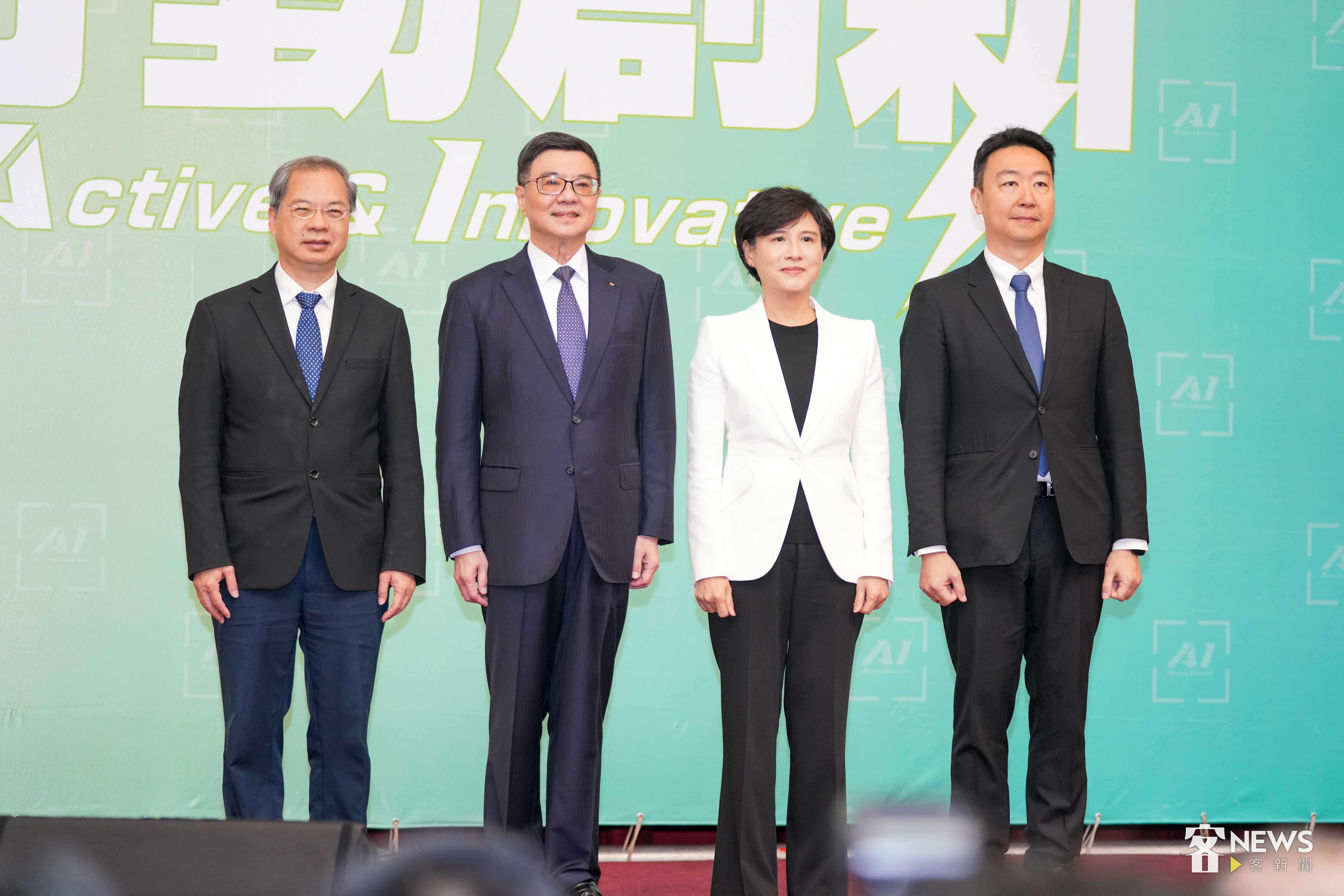 準閣揆卓榮泰(左二)與第一波內閣成員:副院長鄭麗君(右二)、秘書長龔明鑫(左一)、發言人陳世凱(右一)共同現身。李台源攝