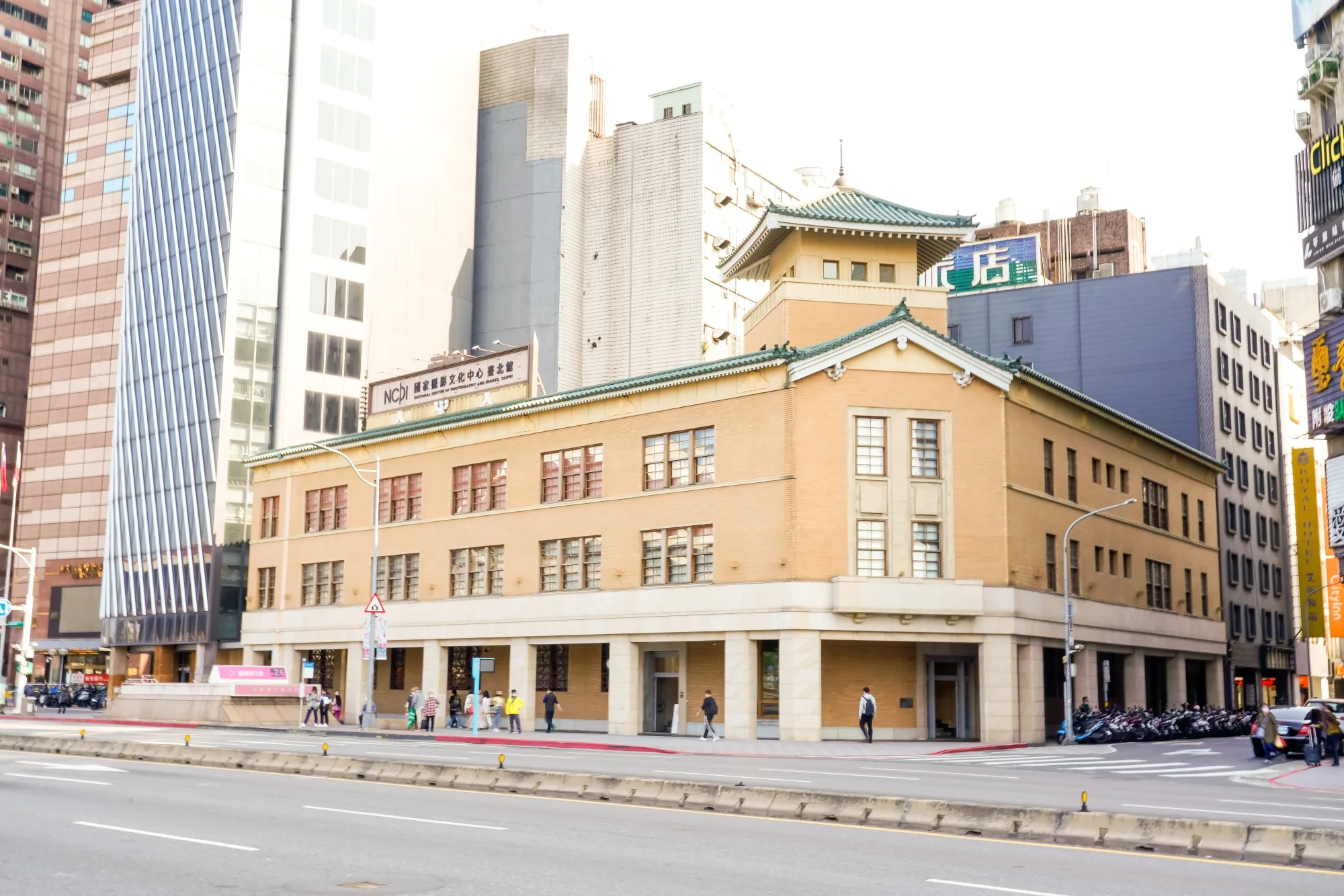 國家攝影文化中心臺北館由「大阪商船株式會社台北支店」修復再利用，開館至今將滿三週年，是民眾認識攝影藝術、參與攝影文化的重要據點。國家攝影中心提供