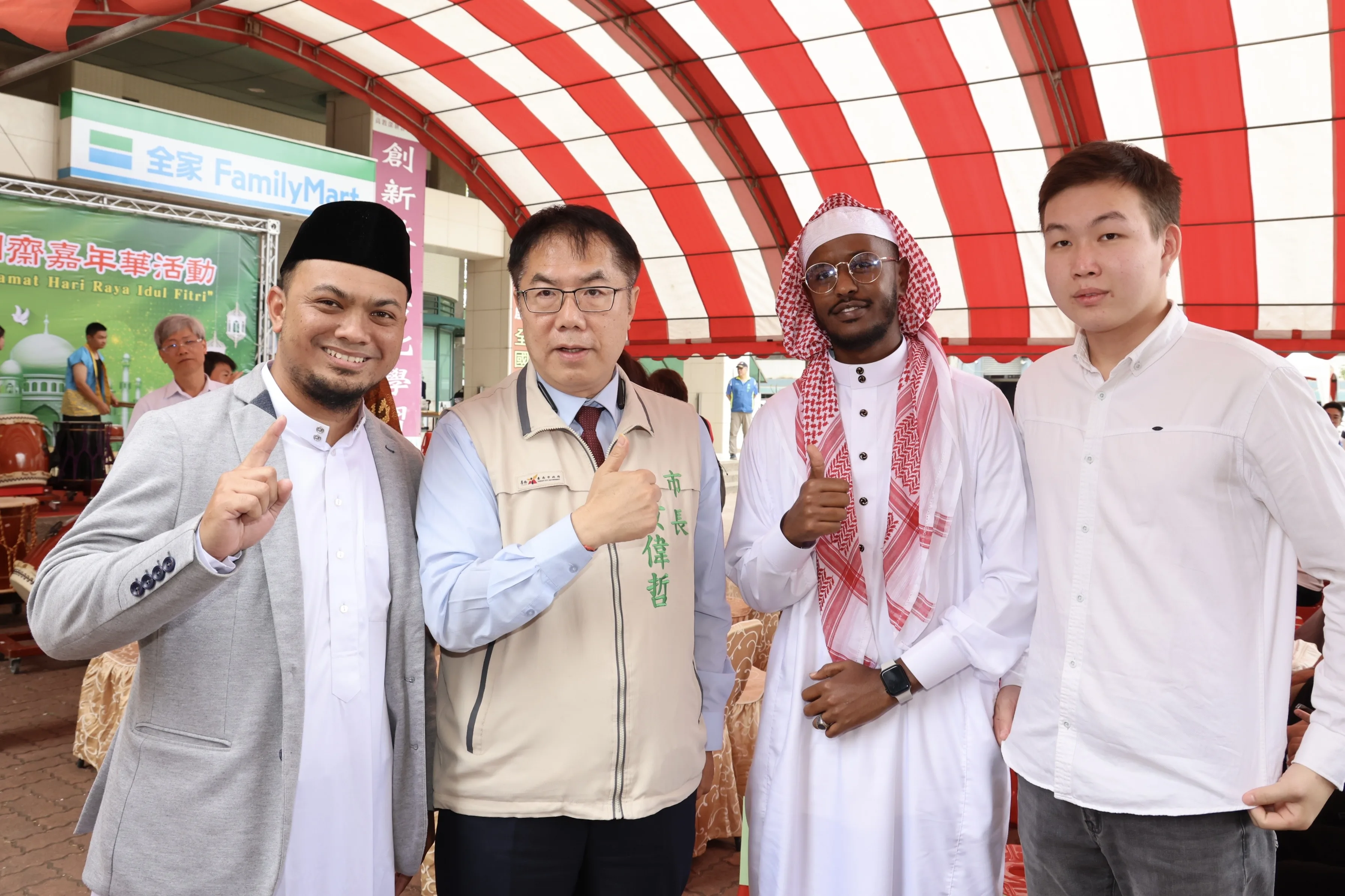台南今舉辦開齋節美食嘉年華,外籍學生與台南市長黃偉哲合影。台南市政府提供