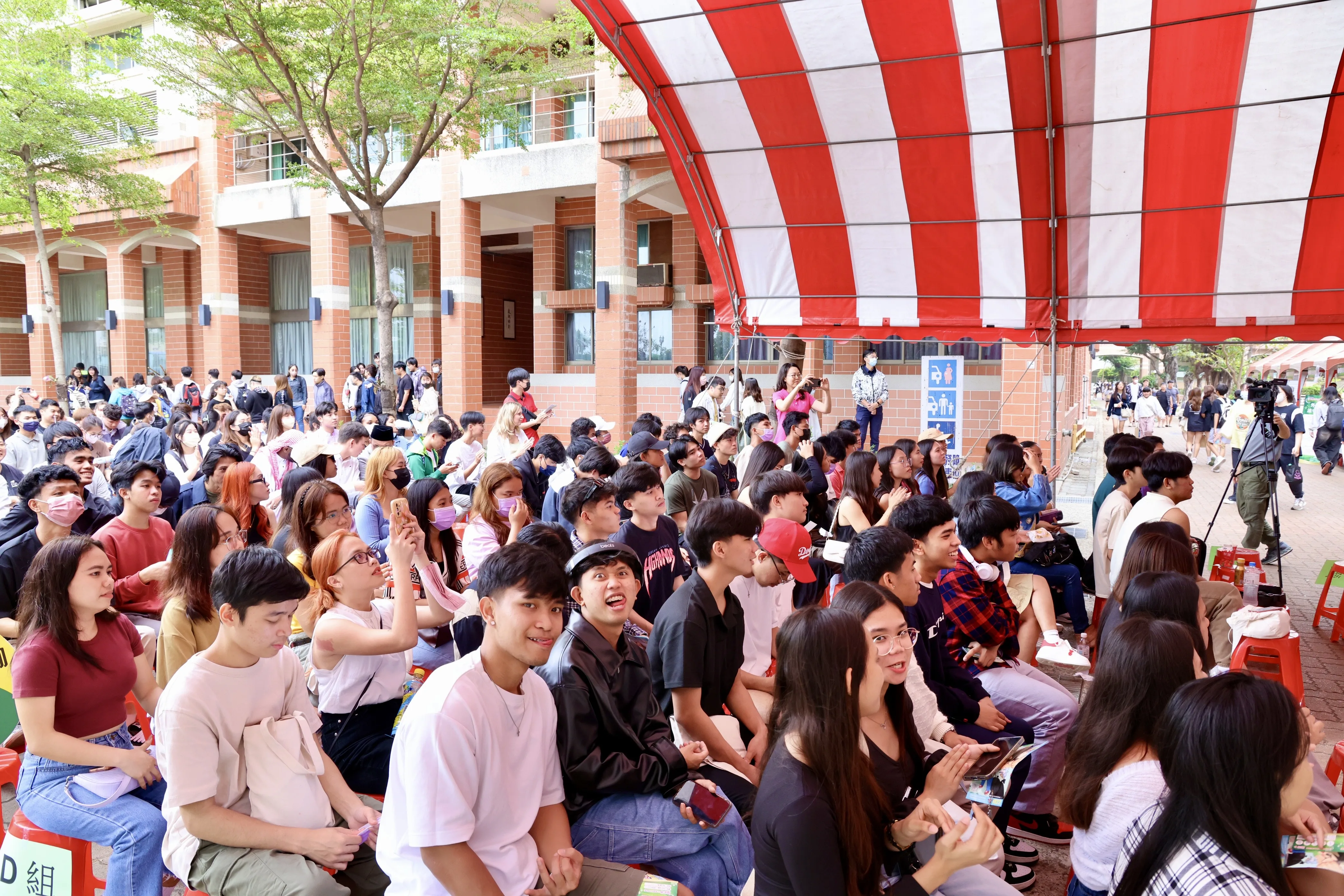 台南今舉辦開齋節美食嘉年華,外籍學生開心參與活動。台南市政府提供