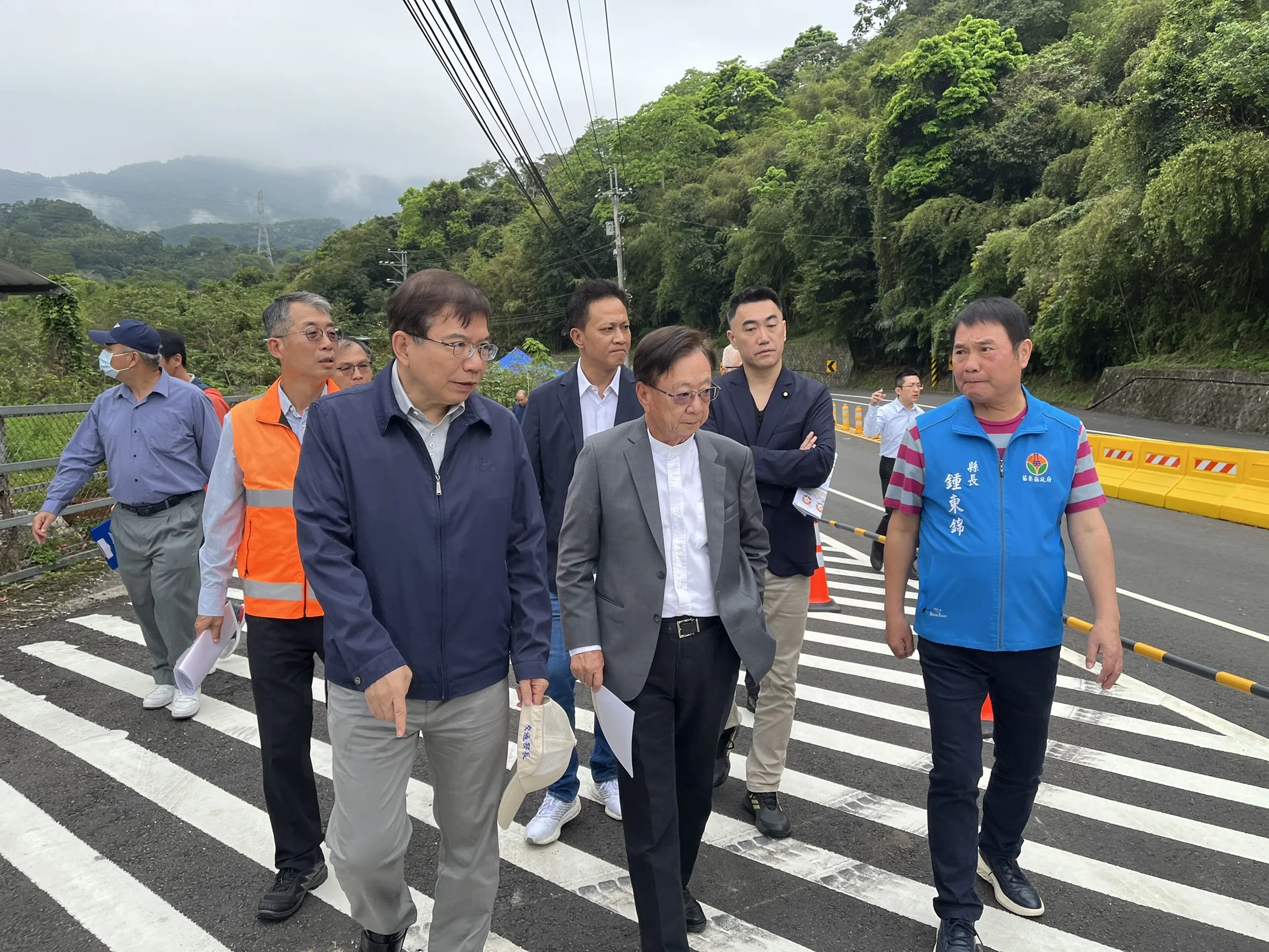 立法院交通委員會今天考察苗栗地區交通建設，宣明智（中）也到場關切。交通部提供