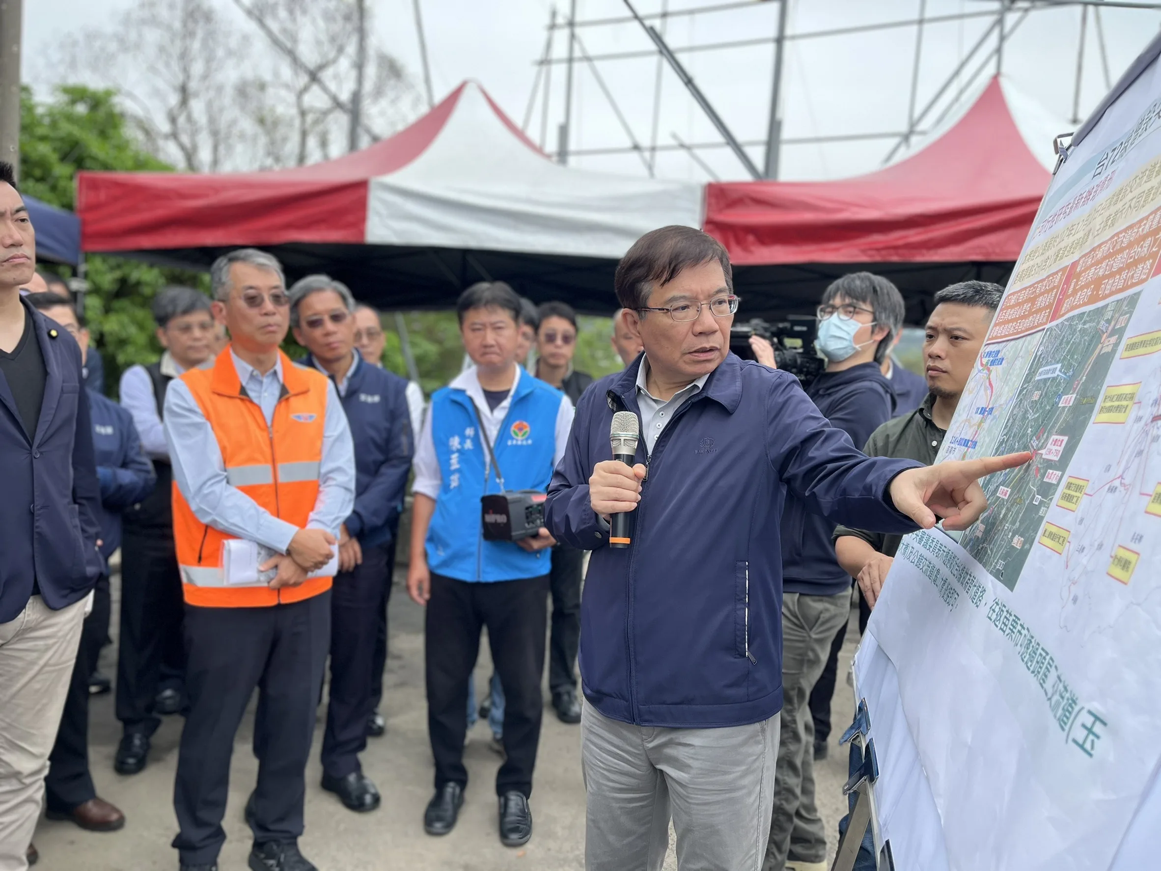 交通部長王國材表示，只要遵守速限也不太會發生車道偏移或失控滑到對向車道的狀況，因此初步朝彎道增設定點測速桿的方案改善。交通部提供