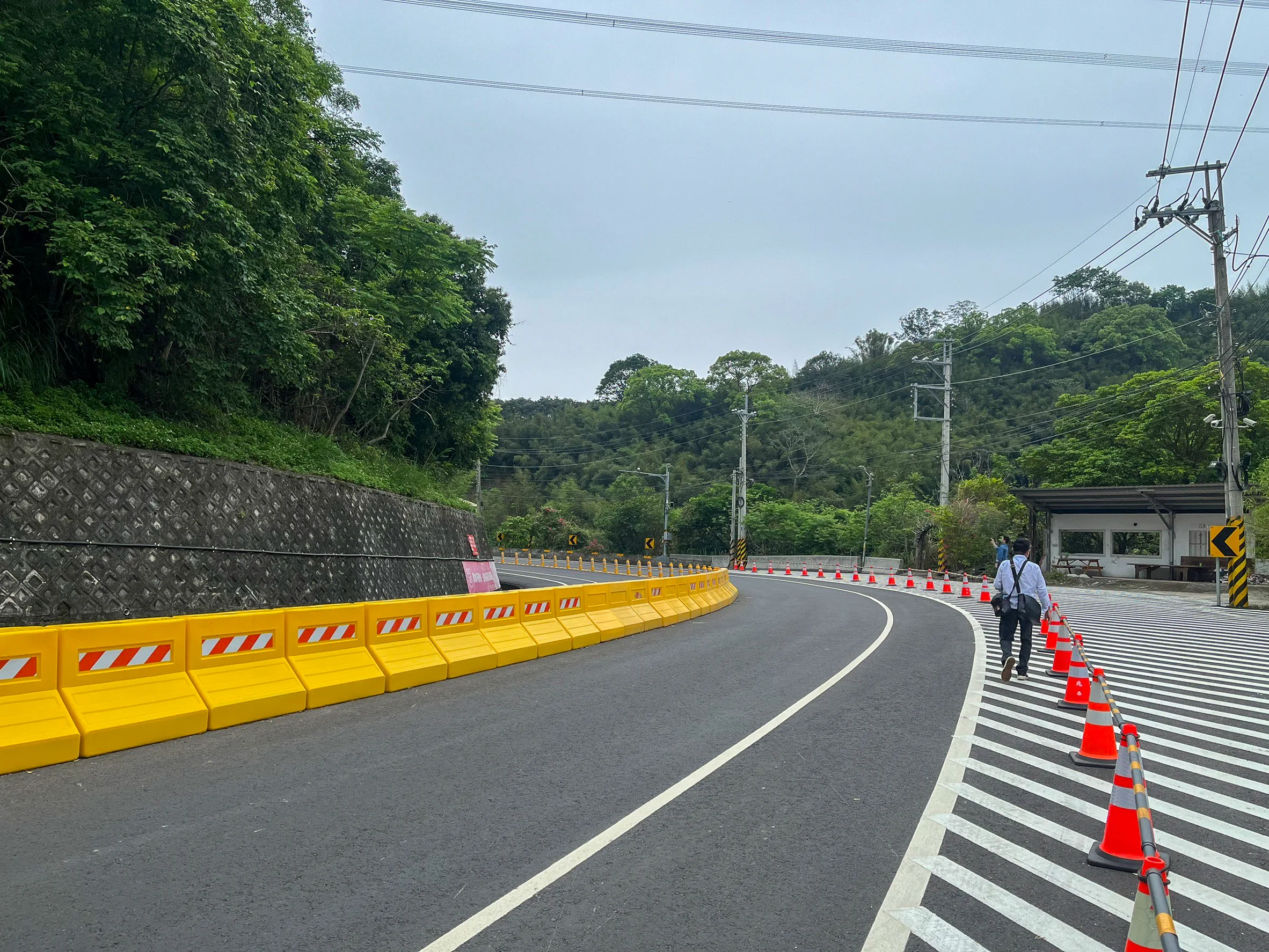 台3線103.6K彎道已加裝充水式護欄改善。交通部提供
