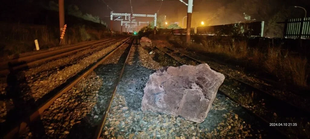 台鐵445次普悠瑪號列車10日晚間在花蓮和仁段遭落石砸中車頭,導致列車出軌,車上約載有200名乘客,所幸無人受傷。民眾提供