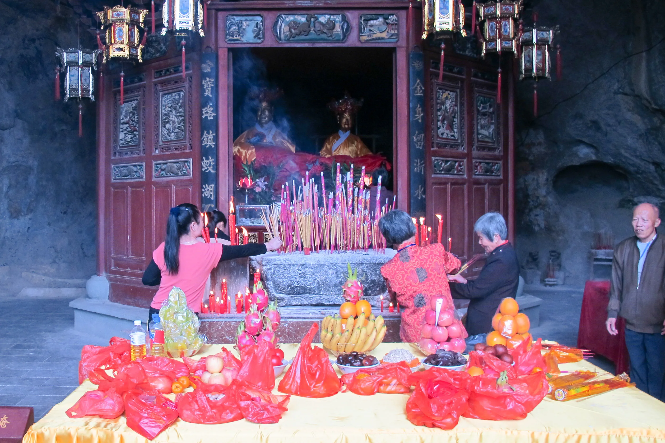 定光佛祖廟的定光佛神位在獅岩洞內，香火鼎盛。何來美攝