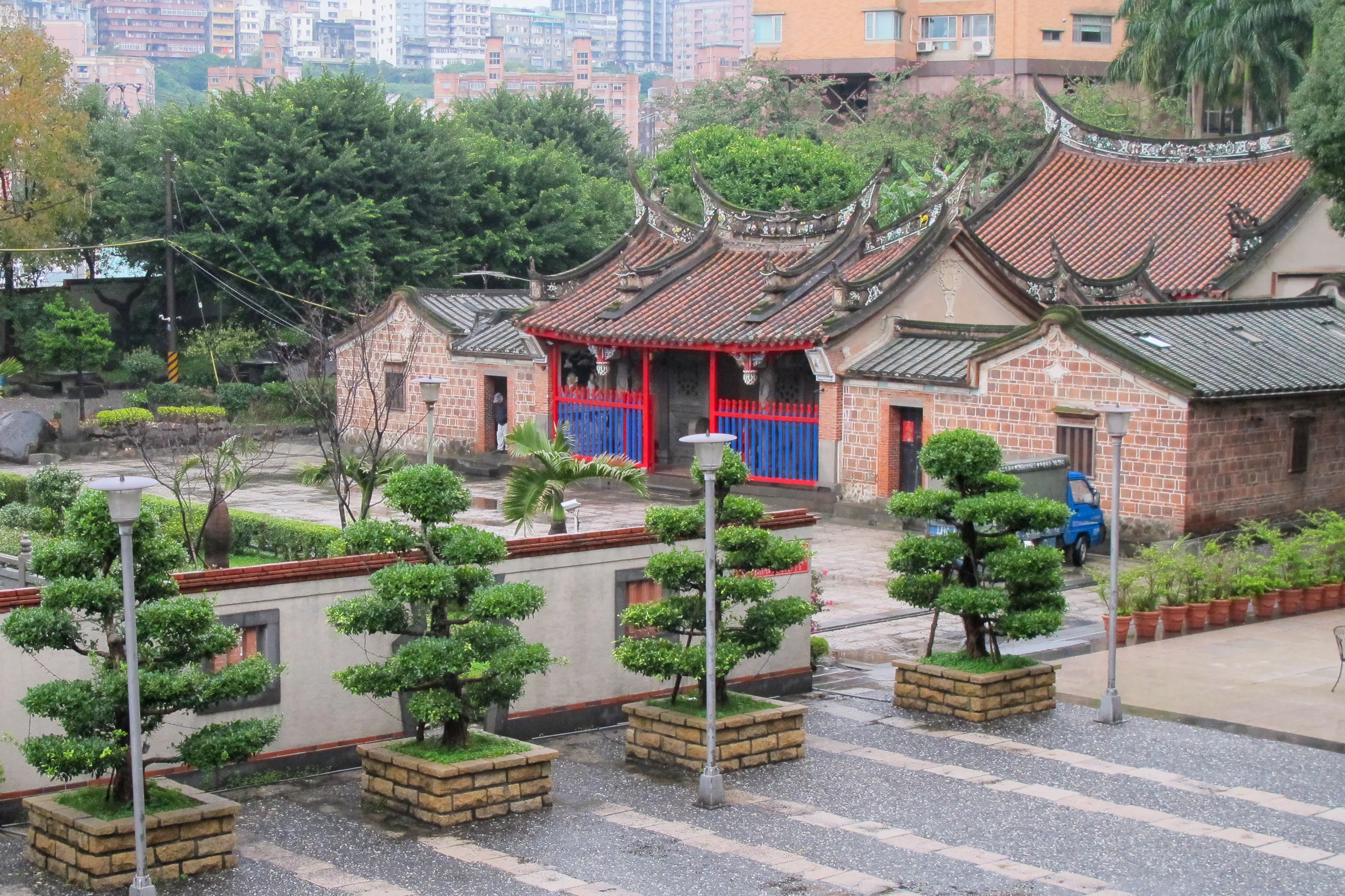淡水鄞山寺現是國定古蹟，旁邊廂房是汀州會館，是早期汀州客家先民來臺的暫歇之所。何來美攝