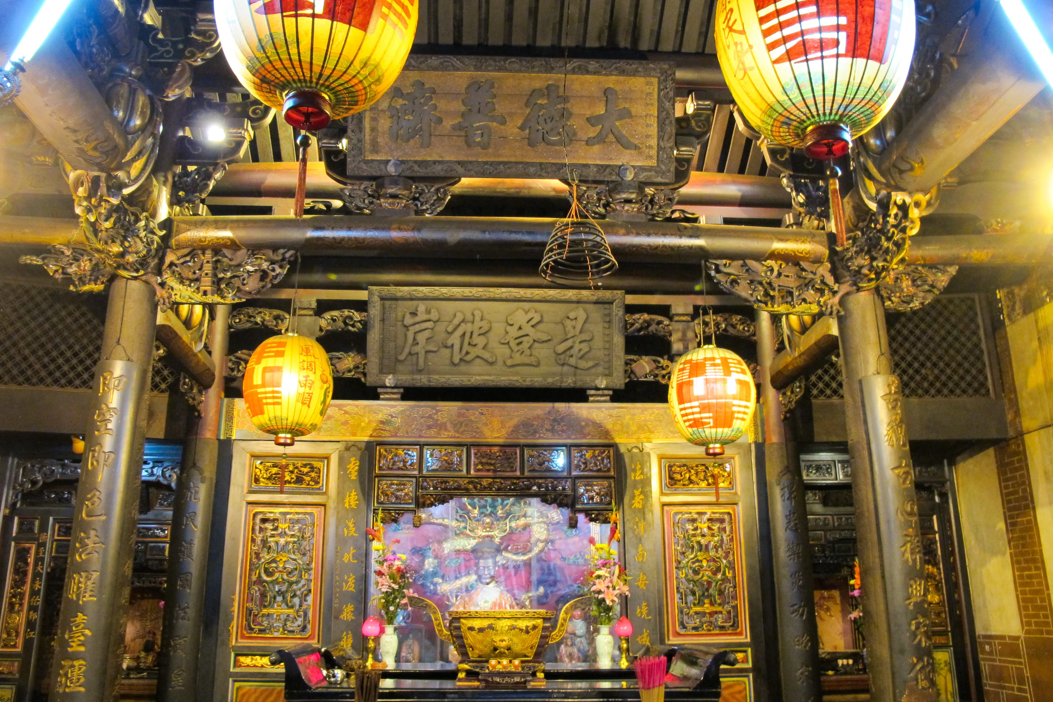 鄞山寺主祀定光古佛，正殿高懸「大德普濟」、「是登彼岸」匾額。何來美攝