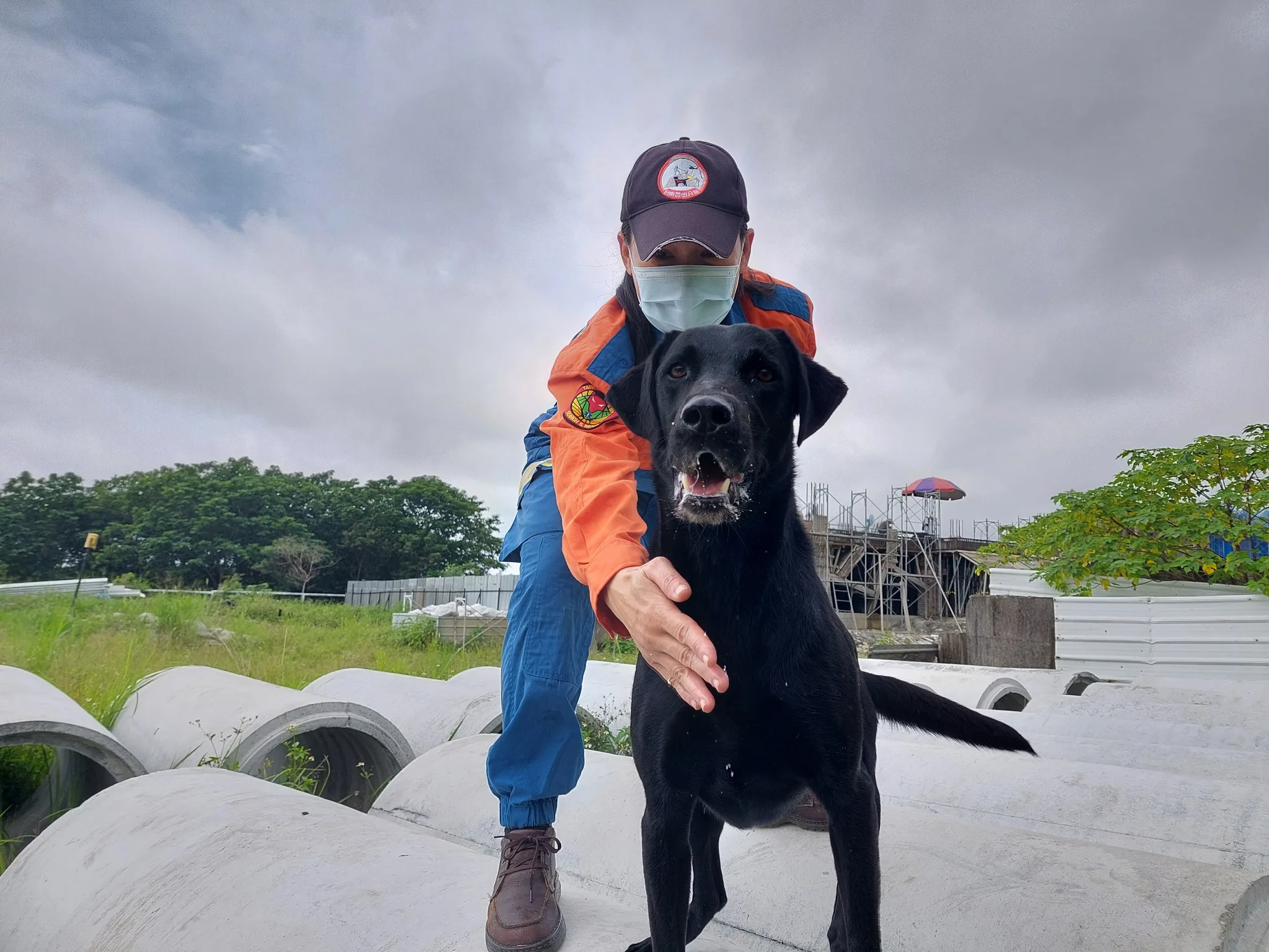 台東縣消防局搜救犬隊領犬員許慧觀和搜救犬Coca於2023年底獲得國際高級搜救能力及MRT認證。取自臺東縣消防局搜救犬粉專