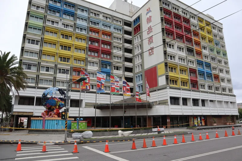 花蓮翰品酒店為五星級親子城市度假酒店,最大特色就是透過「幾米」繪本等不同主題帶給旅人不同的感動。受0403花蓮地震影響,飯店門口被貼上紅單,宣布永久歇業,提前啟動改建,並向花蓮縣政府通報大量資遣。中央社