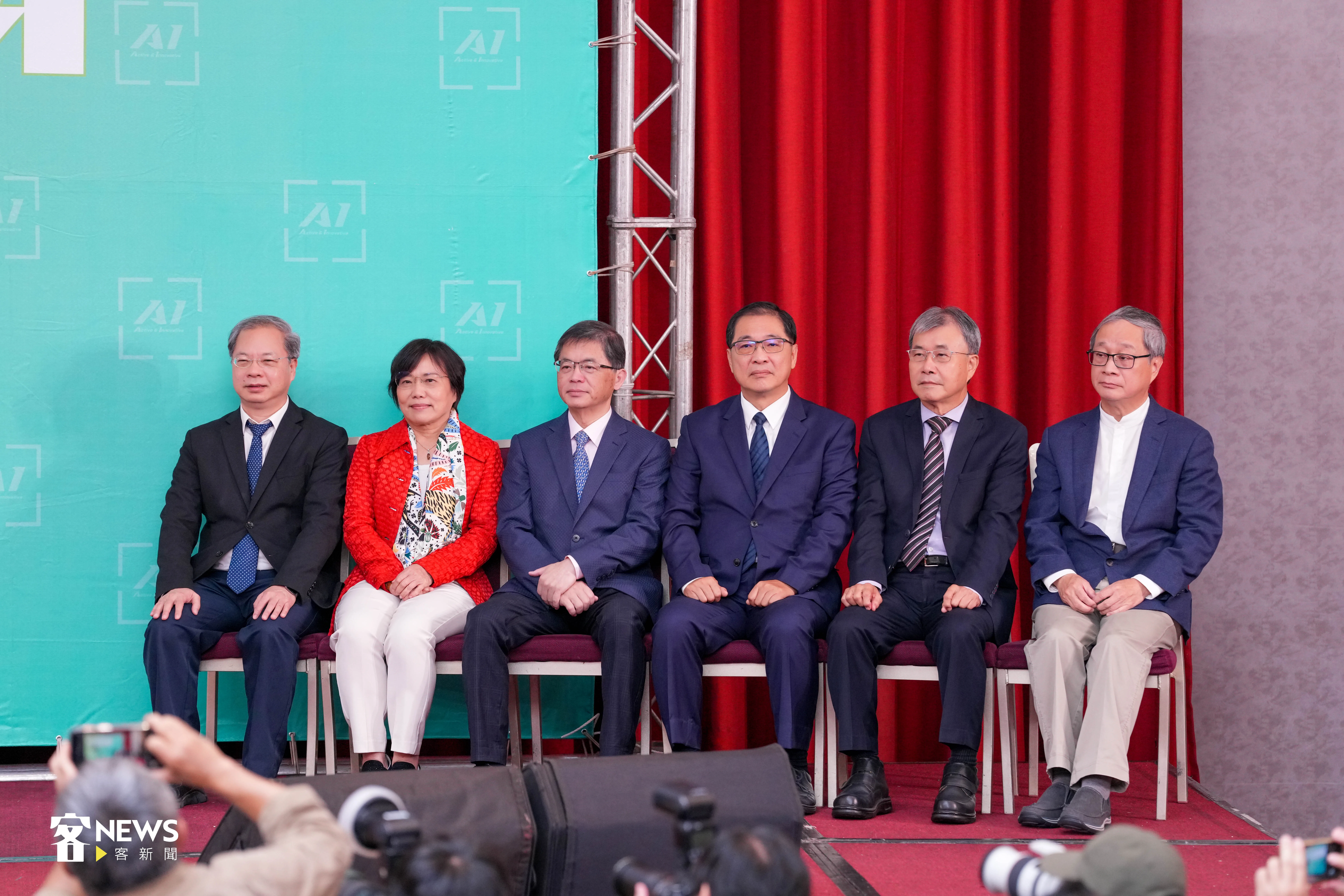 卓榮泰公布第二波內閣成員名單。左起準秘書長龔明鑫、準內政部長劉世芳、準交通部長李孟諺、準法務部長鄭銘謙、准教育部長鄭英耀與準文化部長李遠。宋佩遙攝