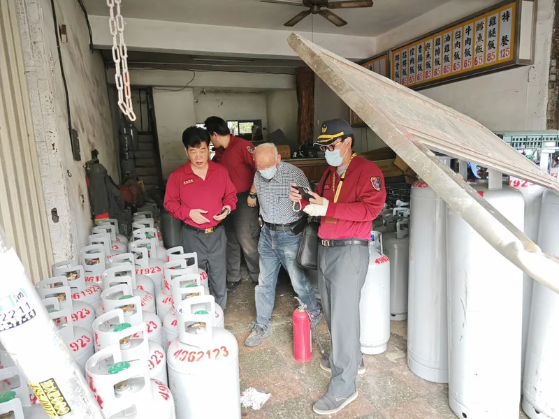 桃園市平鎮區南平路二段一處民宅12日中午疑發生瓦斯氣爆，造成2名男子受傷送醫。警方調查，這一處疑似是存放瓦斯的倉庫。中央社