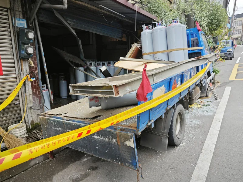 桃園市平鎮區南平路二段一處民宅12日疑發生瓦斯氣爆。中央社