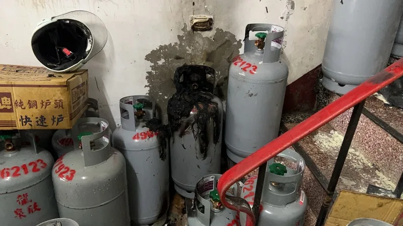 桃園市平鎮區南平路二段一處民宅12日疑似發生瓦斯氣爆，造成2名男子各有50%二度燒燙傷送醫。中央社