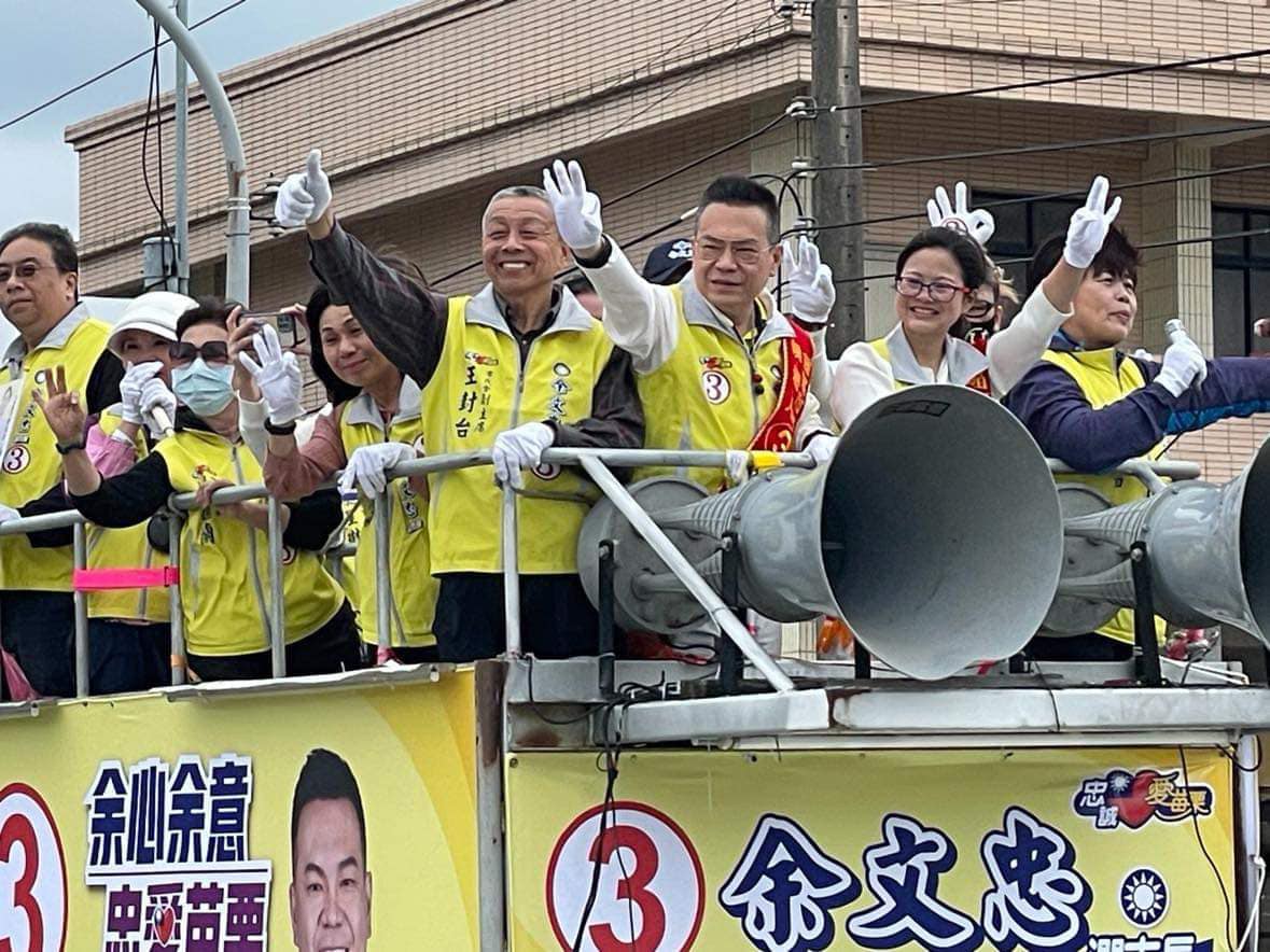 苗栗市長補選候選人余文忠，掃街拜票。取自余文忠臉書