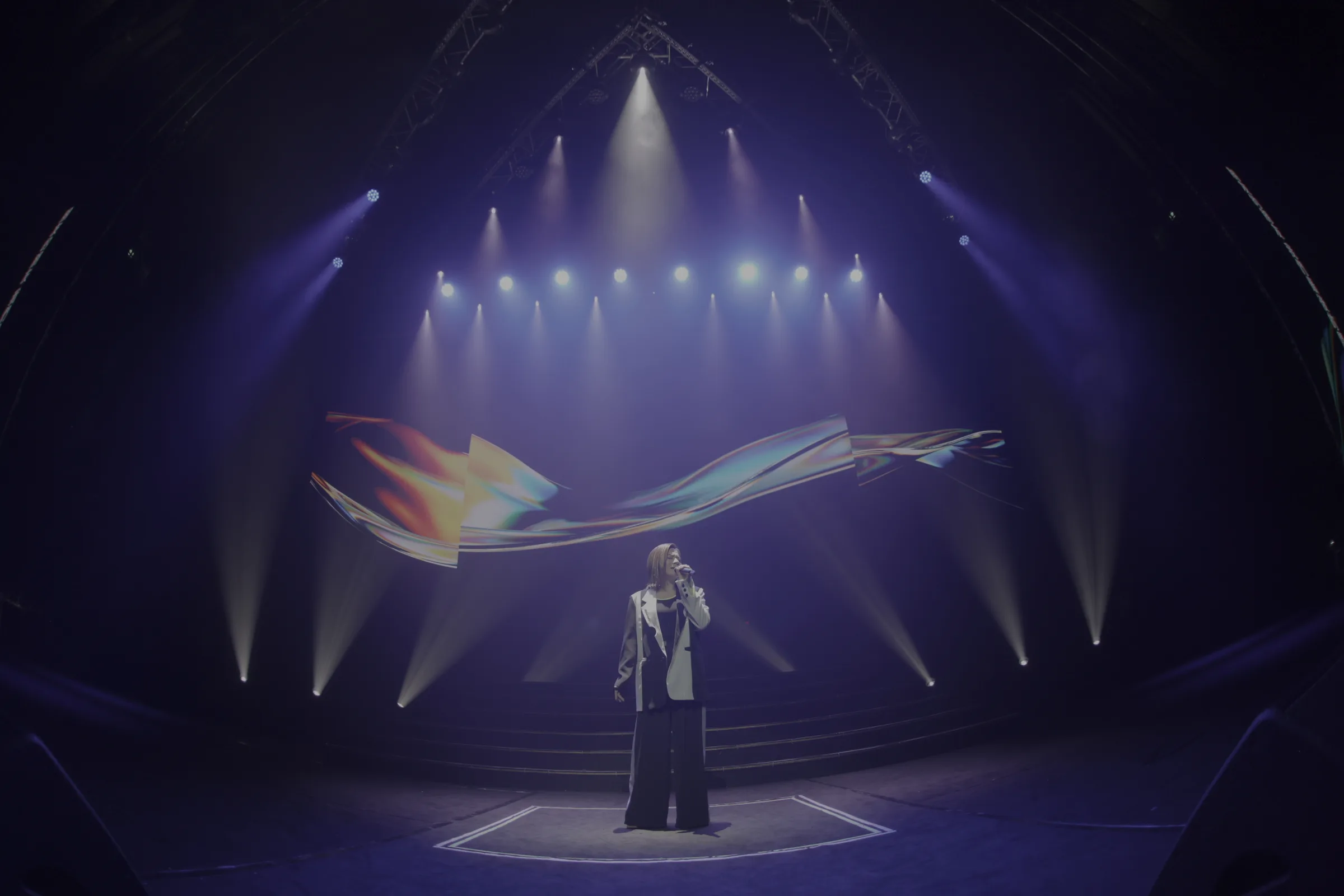 江美琪《H³ RIZZ UP 演唱會》率先登場演唱，並選唱金曲客家歌后官靈芝《頭擺的你》，爵士曲風加上她標準的客語歌詞發音，讓歌迷首次看見江美琪演唱現代客語歌的獨特迷人魅力。客委會提供