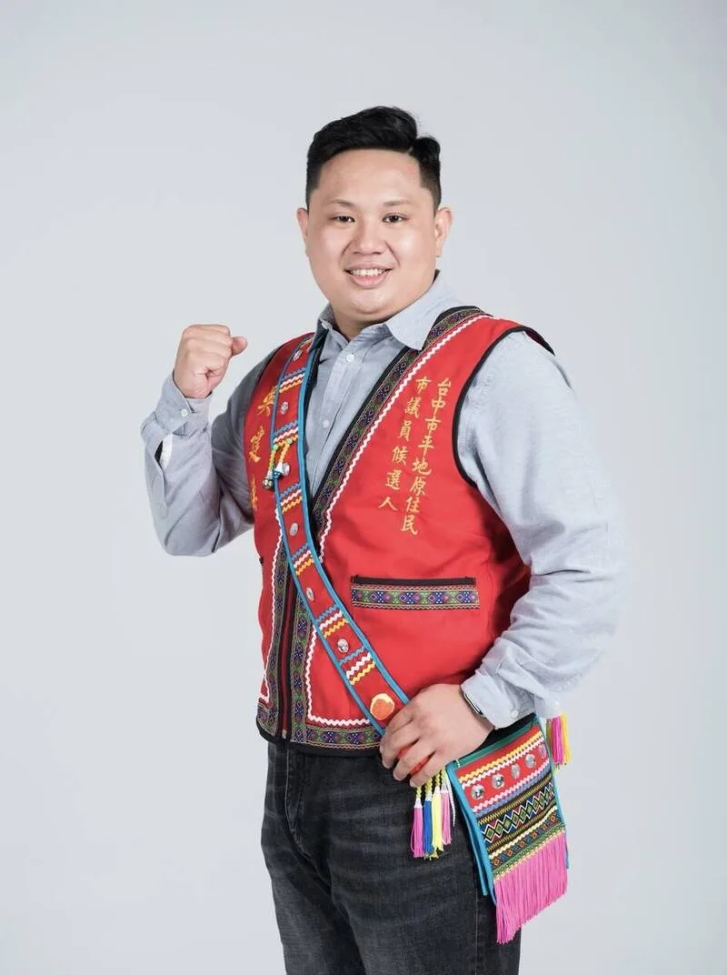 台中市議員第 15 選舉區（平地原住民）缺額補選，國民黨籍吳建德曾在2022市議員選舉落敗，這次捲土重來，在父親前台中市議員吳顯森及哥哥現任市議員吳呈賢全力輔選下，吳建德以1060票獲勝。中央社