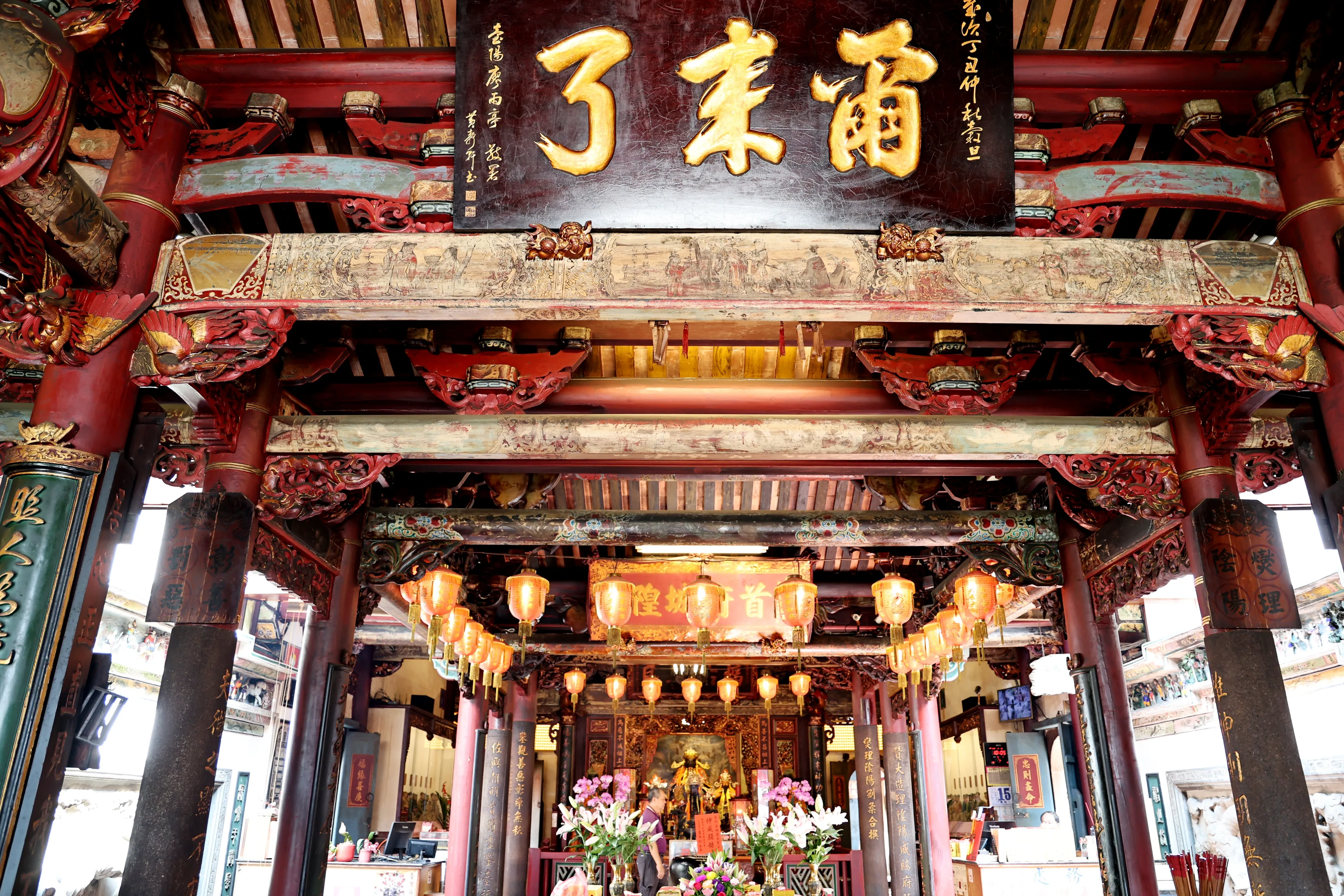 台南城隍廟內殿匾額「爾來了」吸引許多遊客、香客拍照。台南市政府提供