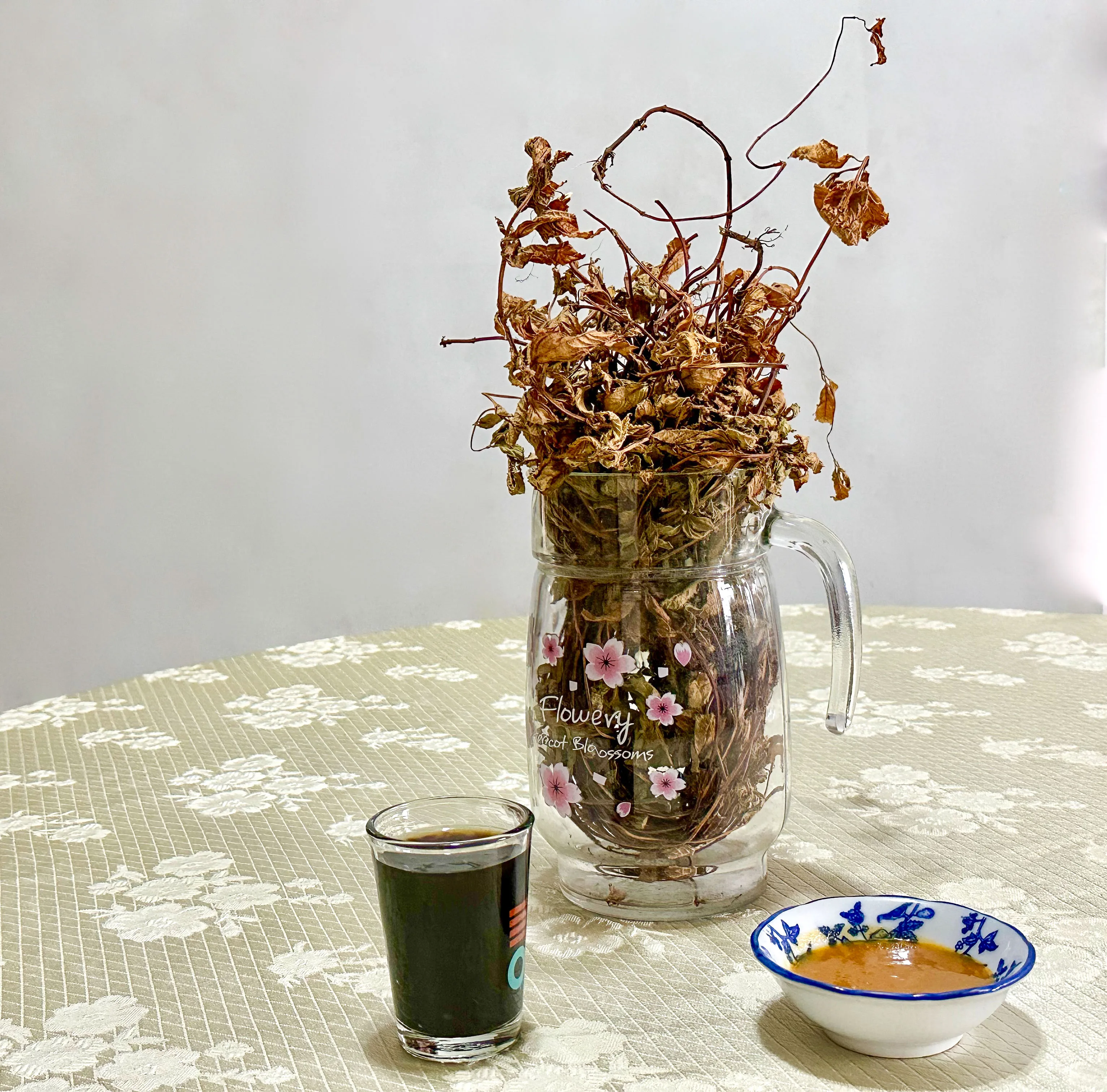 餐桌上的仙草茶與桔醬。蕭秀琴提供