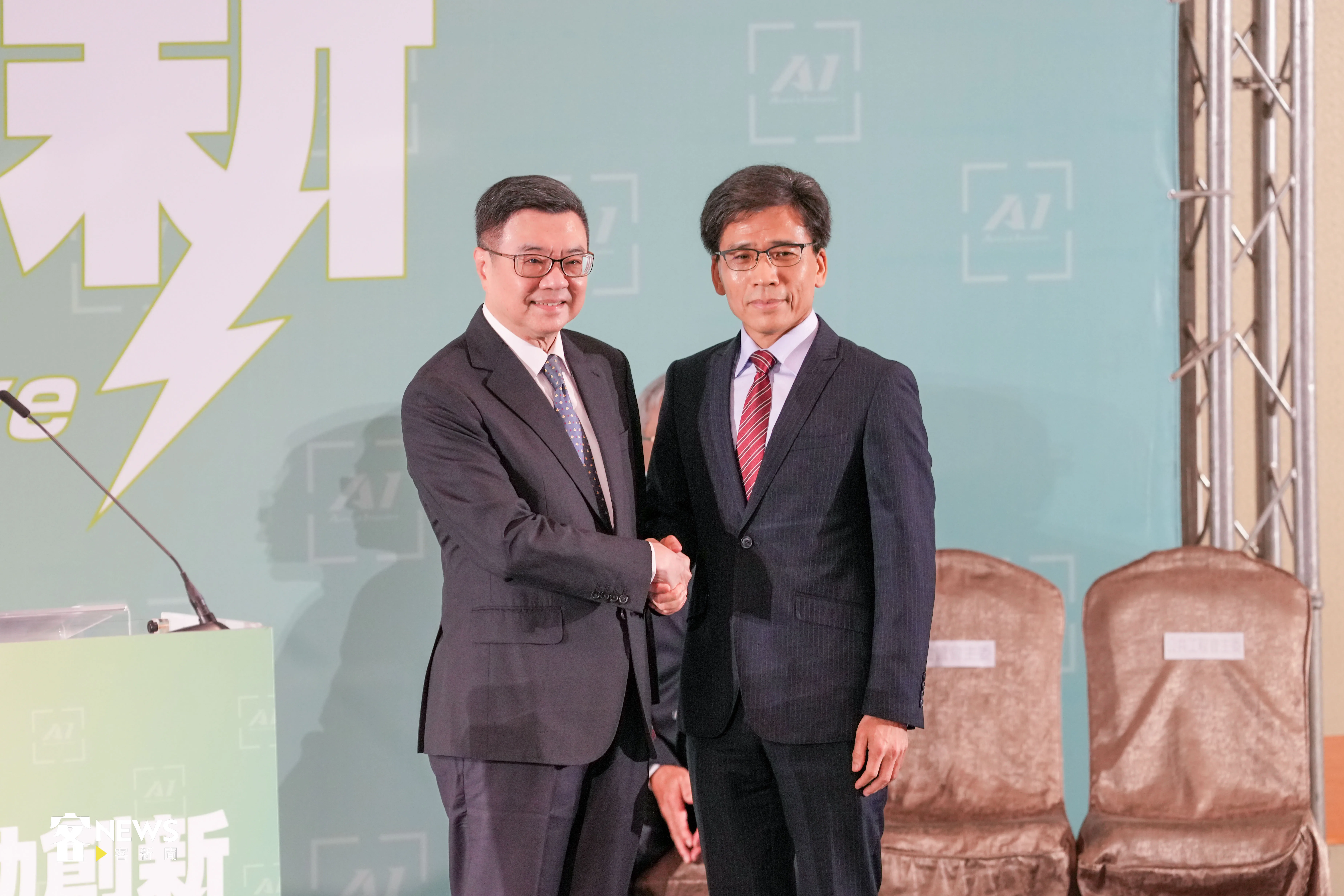 準行政院長卓榮泰宣布金管會主委由彭金隆（右）出任。宋佩遙攝