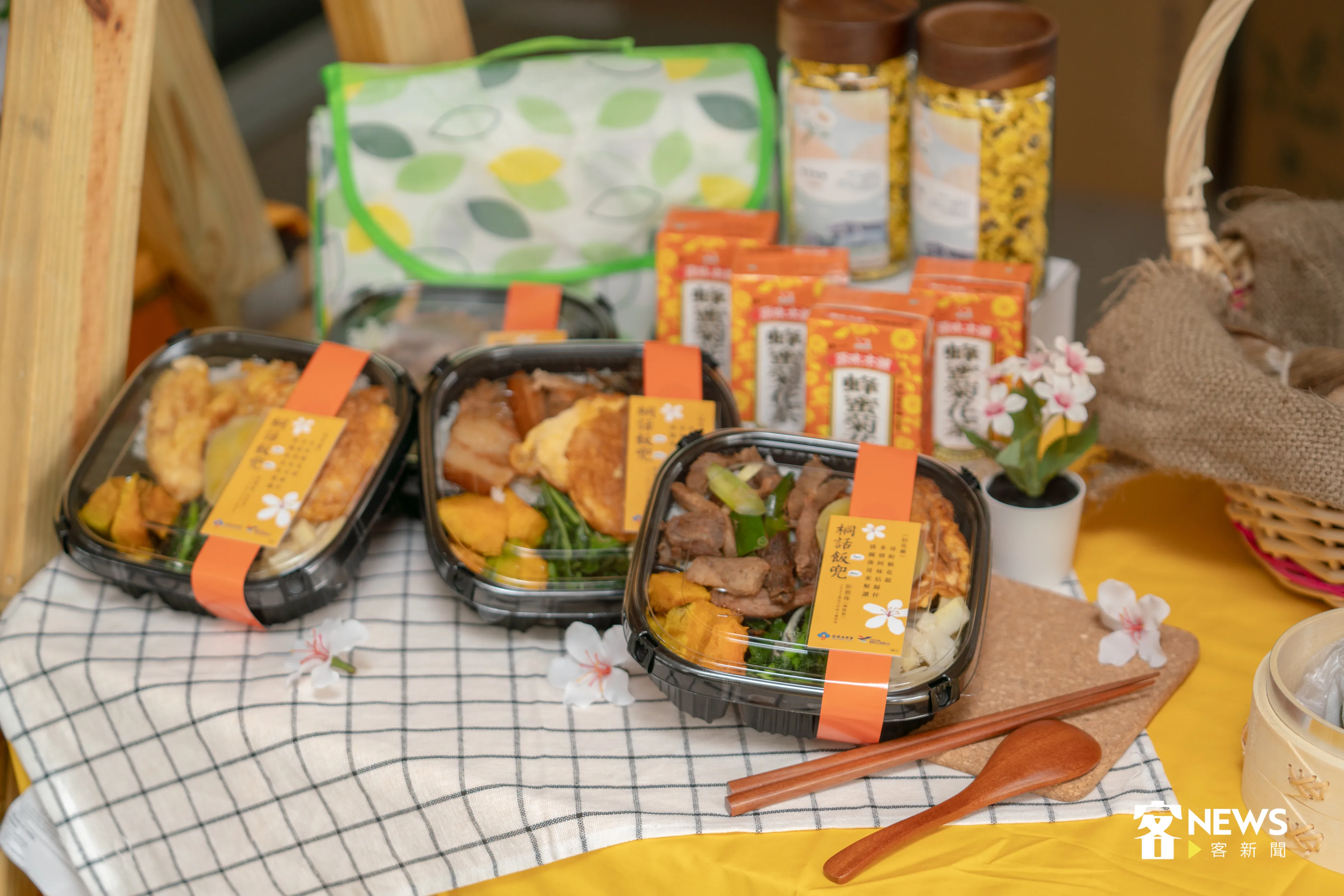 「桐話飯兜(fan deuˊ eˋ)」便當,滿滿的在地新鮮客家好味緒,有3大主菜、3大配菜,只要100元。洪俊傑攝