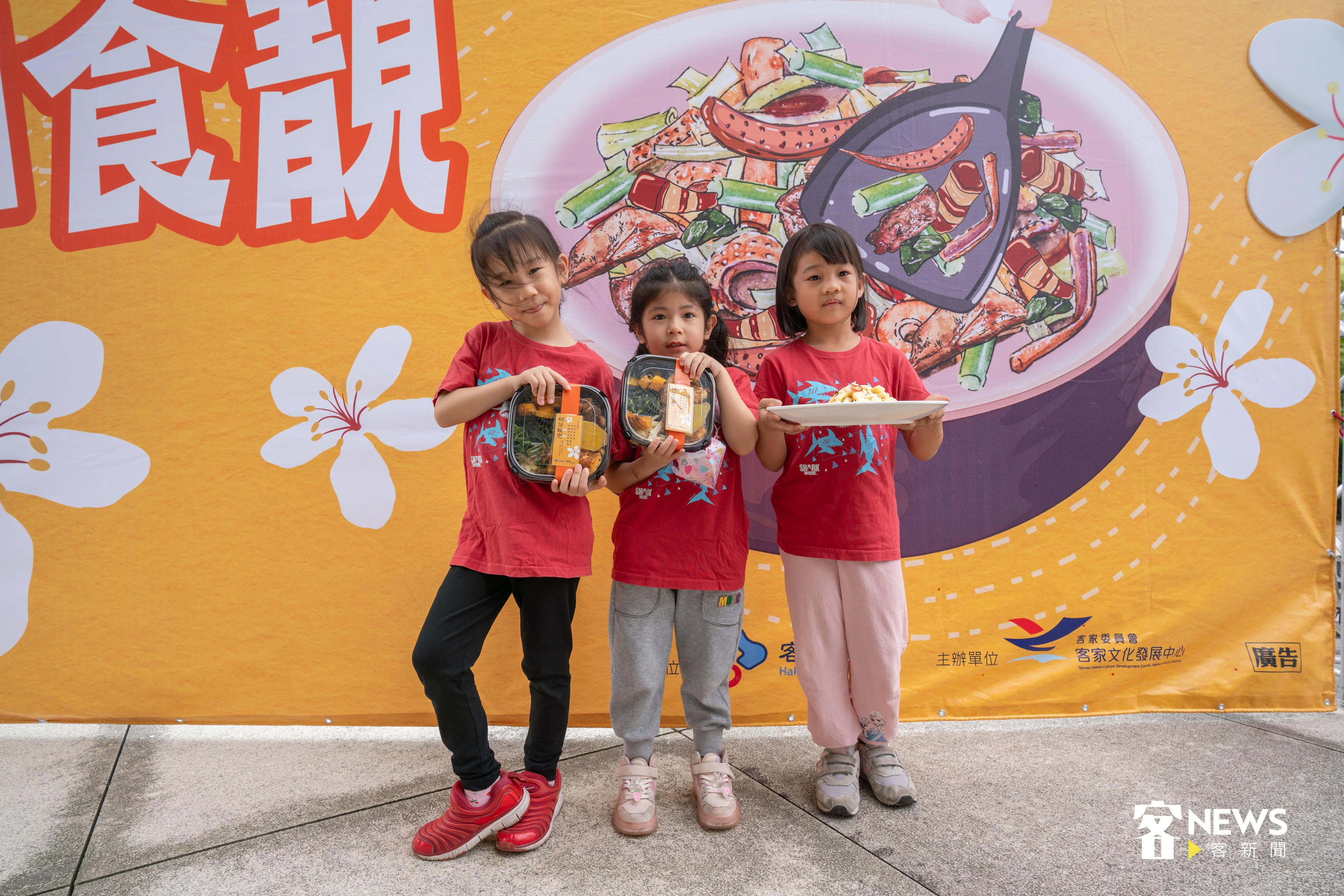 苗栗縣九湖國小幼兒園的小朋友開心參加桐花祭宣傳記者會,向大家展示「桐花飯兜」。洪俊傑攝