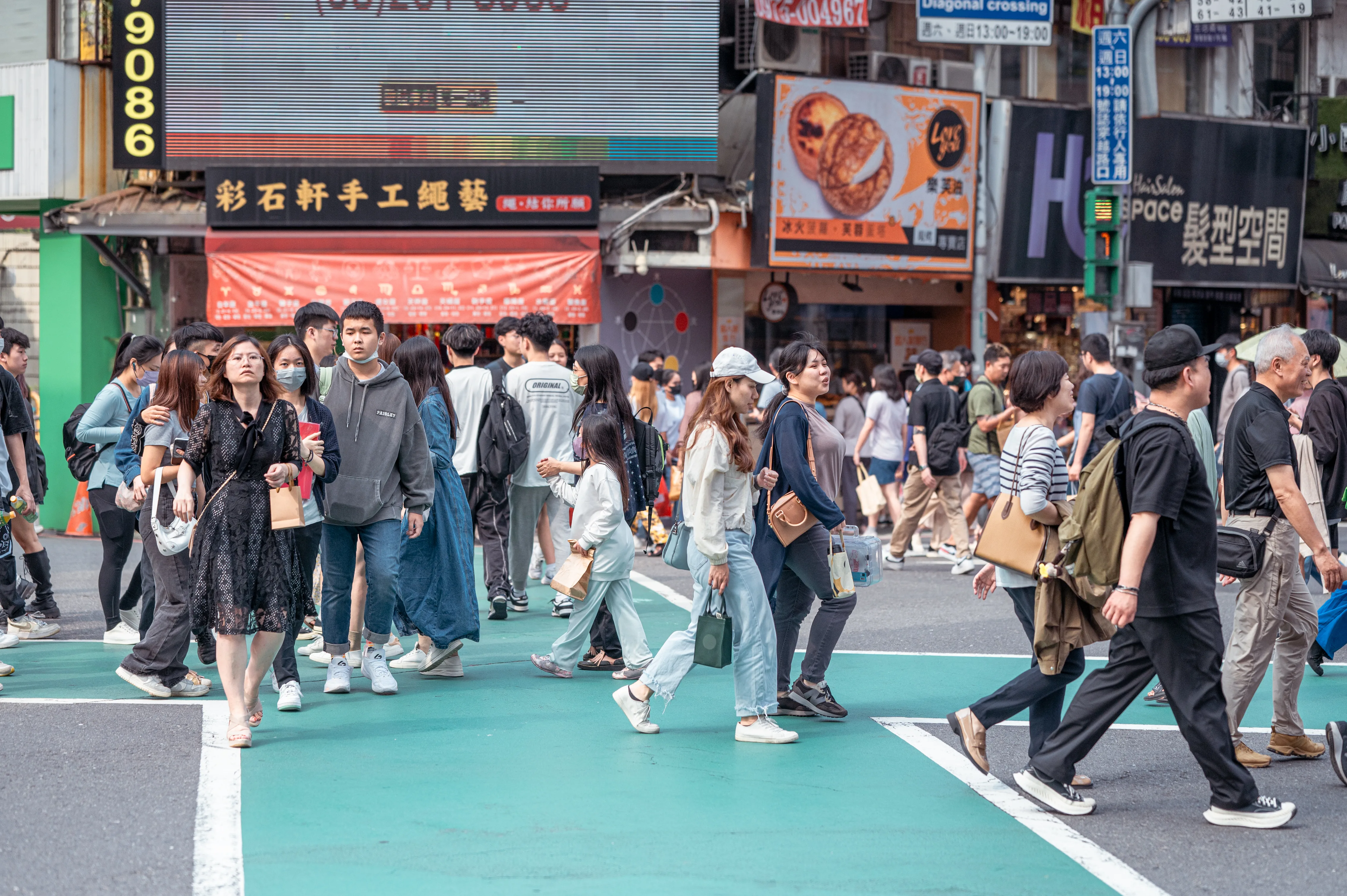 氣溫方面，東半部高溫約30至32度，西半部普遍可以來到33至35度，尤其新竹以北地區及南部近山區有36度左右高溫。洪俊傑攝