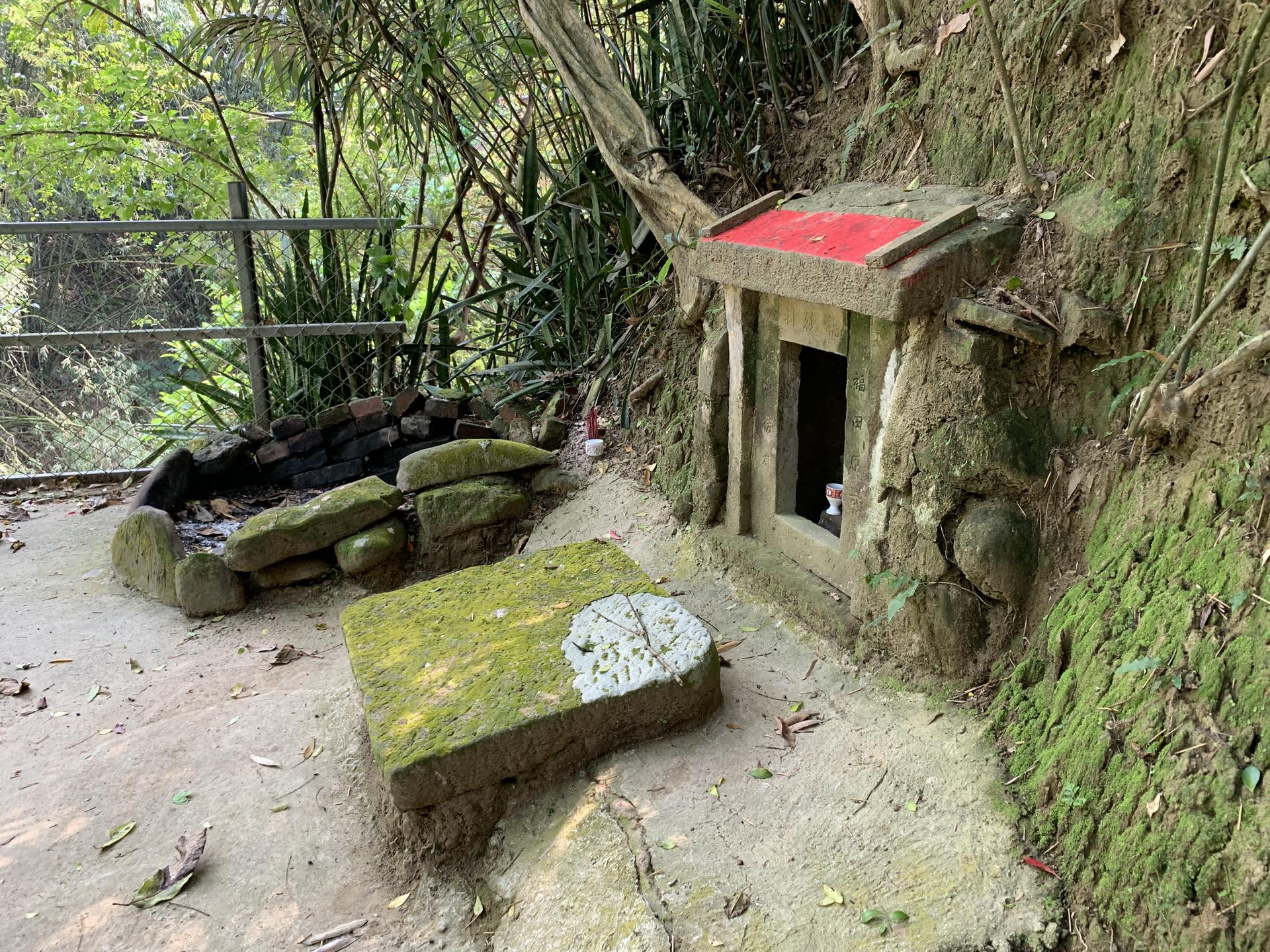 苗栗縣公館鄉北河村的劉屋旁伯公，位於玉清寺往南河方向右側民宅旁小邊坡上，伯公祠創建年代不詳，為家宅供奉，祠主體為石構造，面朝東方，近逾三分之二的石祠埋在山壁中，上方有石楝樹3株，左右兩旁竹林茂密，別具特色。供桌、天公爐在中，石塊磚塊堆圈，開放式金爐在右，拜埕鋪水泥保護；額枋雕「福德祠」，祠門聯「福田原可種，德性佐有公」。伯公祠時常有人整理，供奉香火正常，祠體鑲嵌於山壁的特殊景觀，道出客家文化信仰與自然環境的緊密連結。文字及照片介紹/苗栗縣文化觀光局