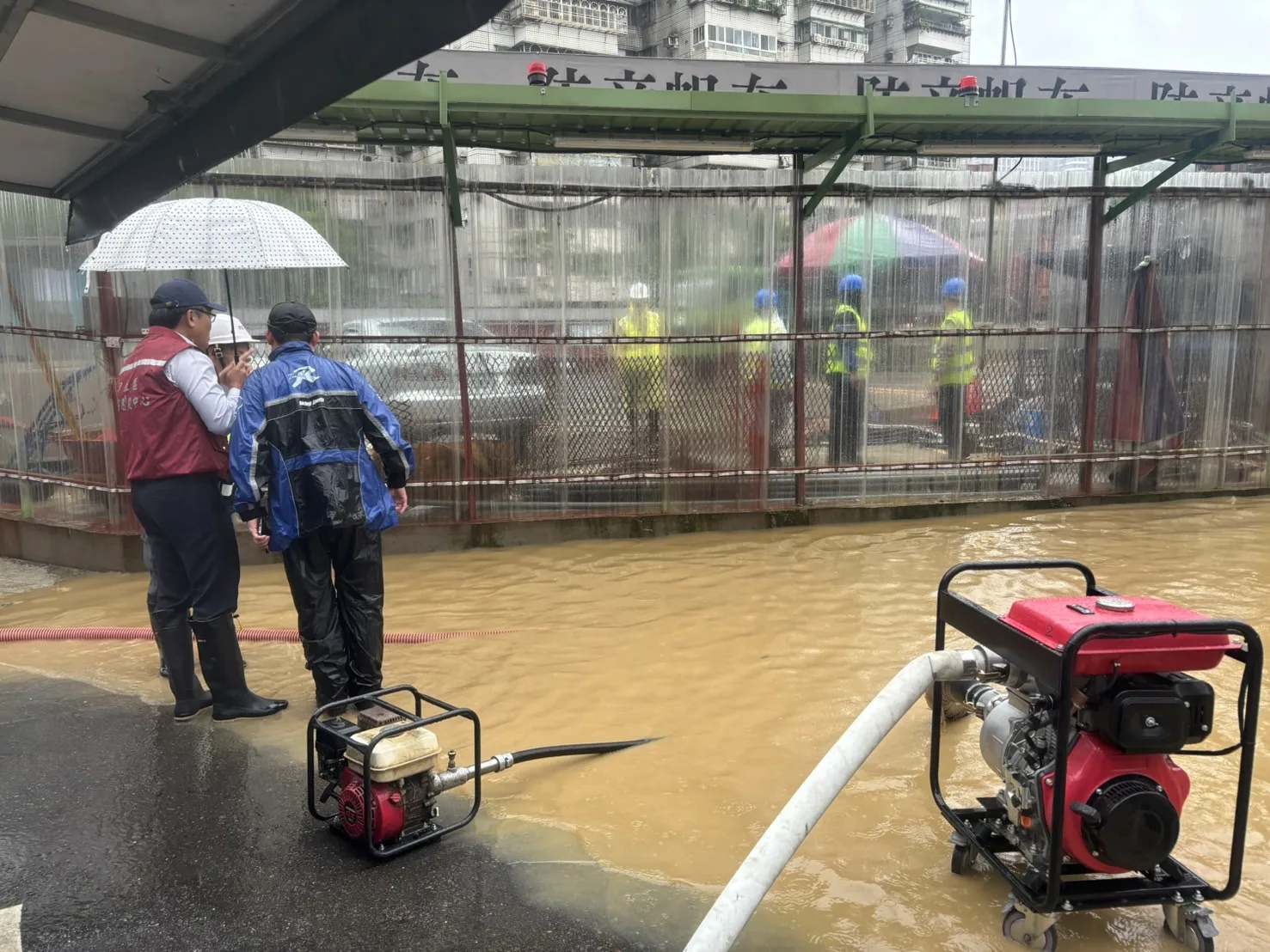 新北市汐止區崇德國小（茄苳街、中華路），清晨受大雨影響，路面積水，公所調派抽水機抽水。汐止區公所提供