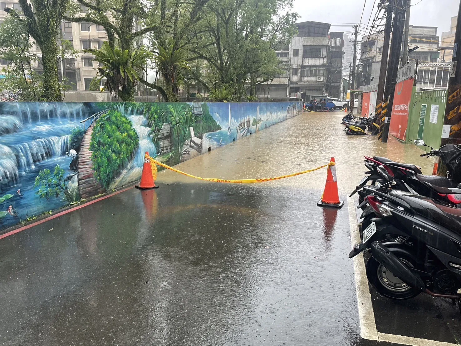 新北市汐止區 崇德國小（茄苳街、中華路），清晨受大雨影響，路面積水。汐止區公所提供