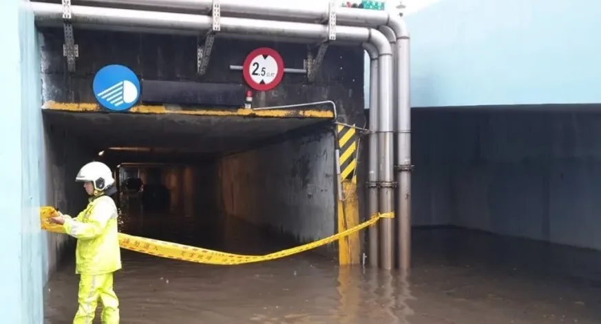 雨襲雙北／北投涵洞積水2車受困　水阻道路上班族哀號