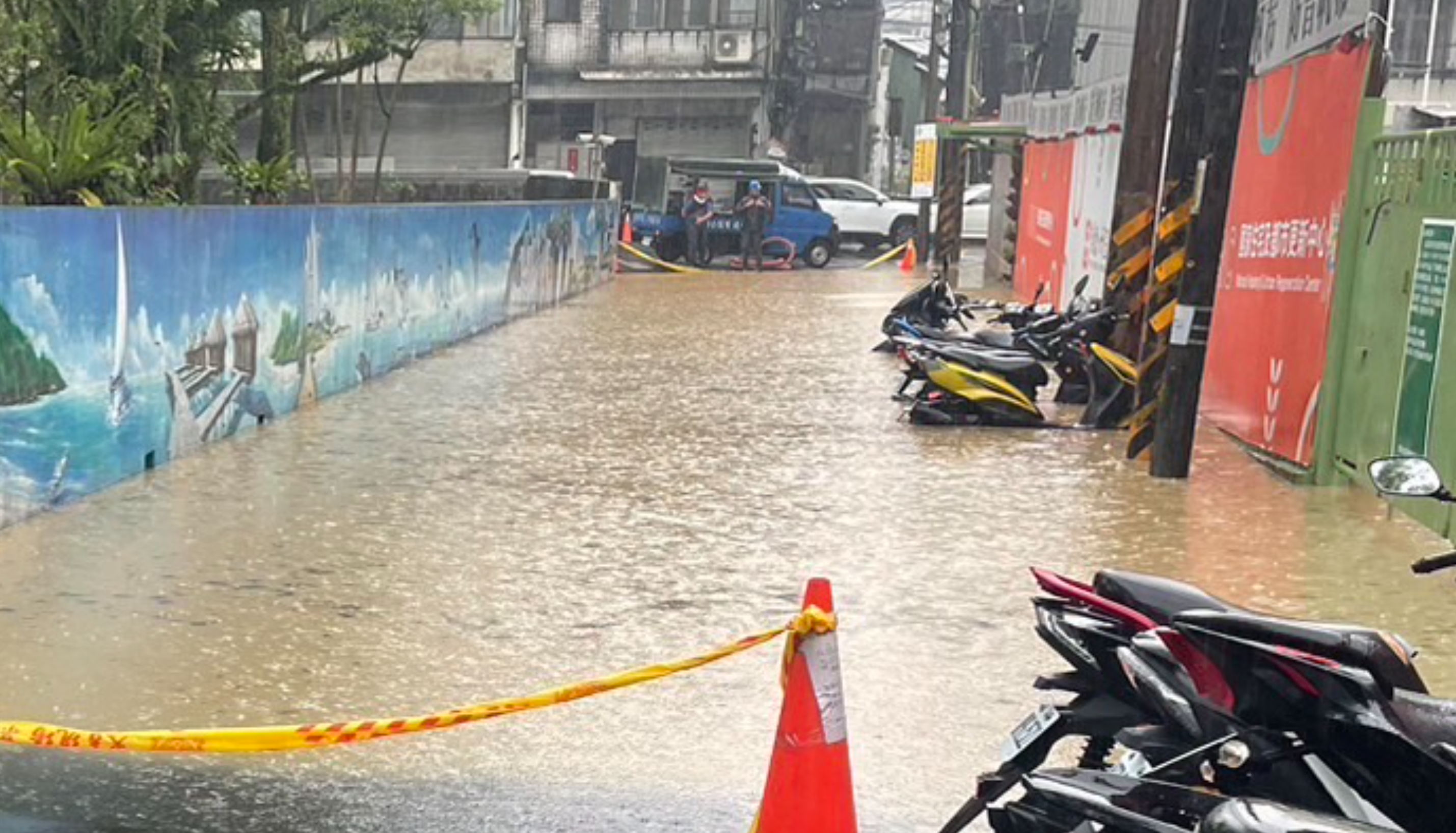 新北市汐止區水淹阻路。圖片來源：汐止區公所