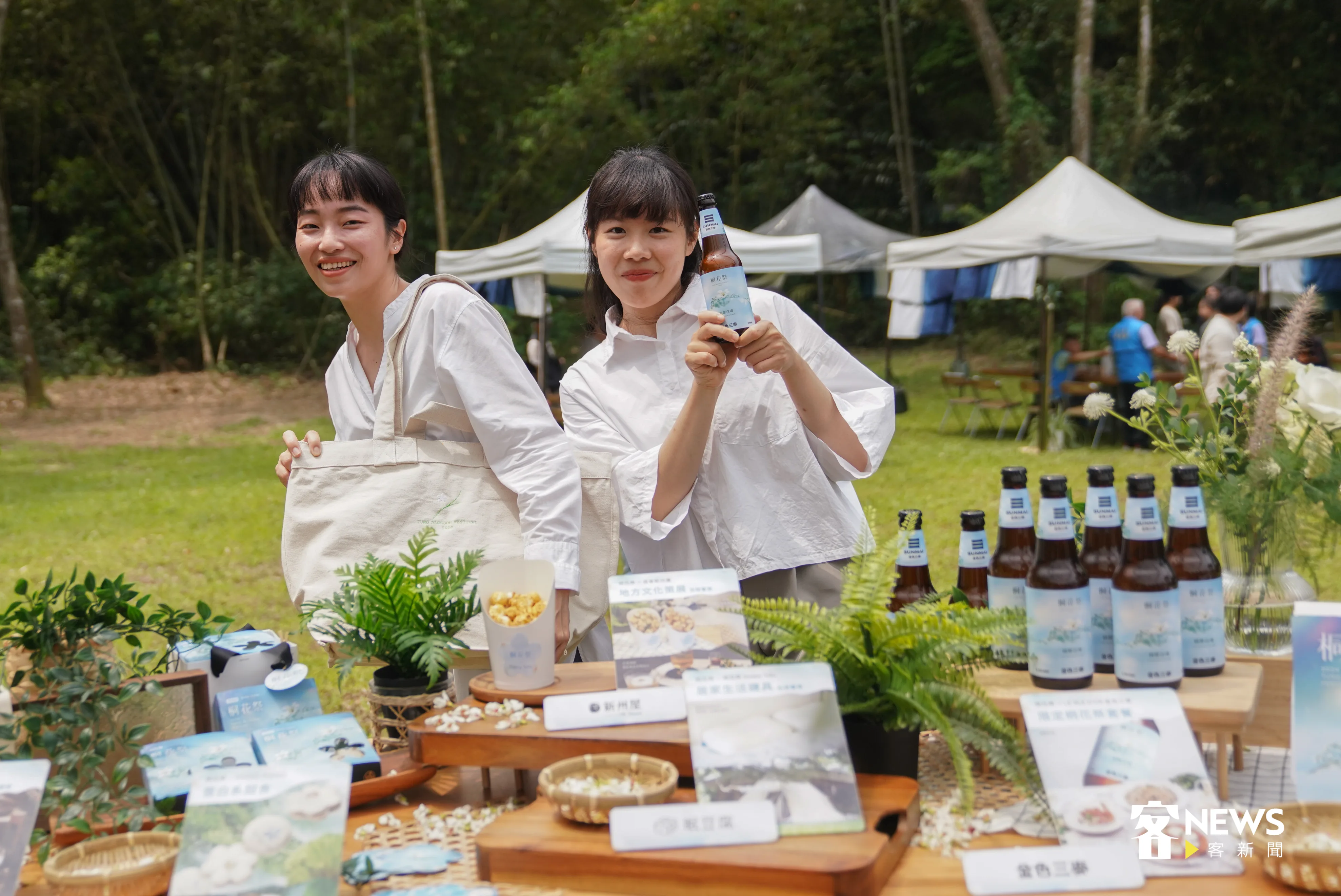 客委會多家廠商推出多款聯名桐花祭商品，造型設計及實用性都非常吸引人。洪俊傑攝。未滿18歲請勿飲酒。