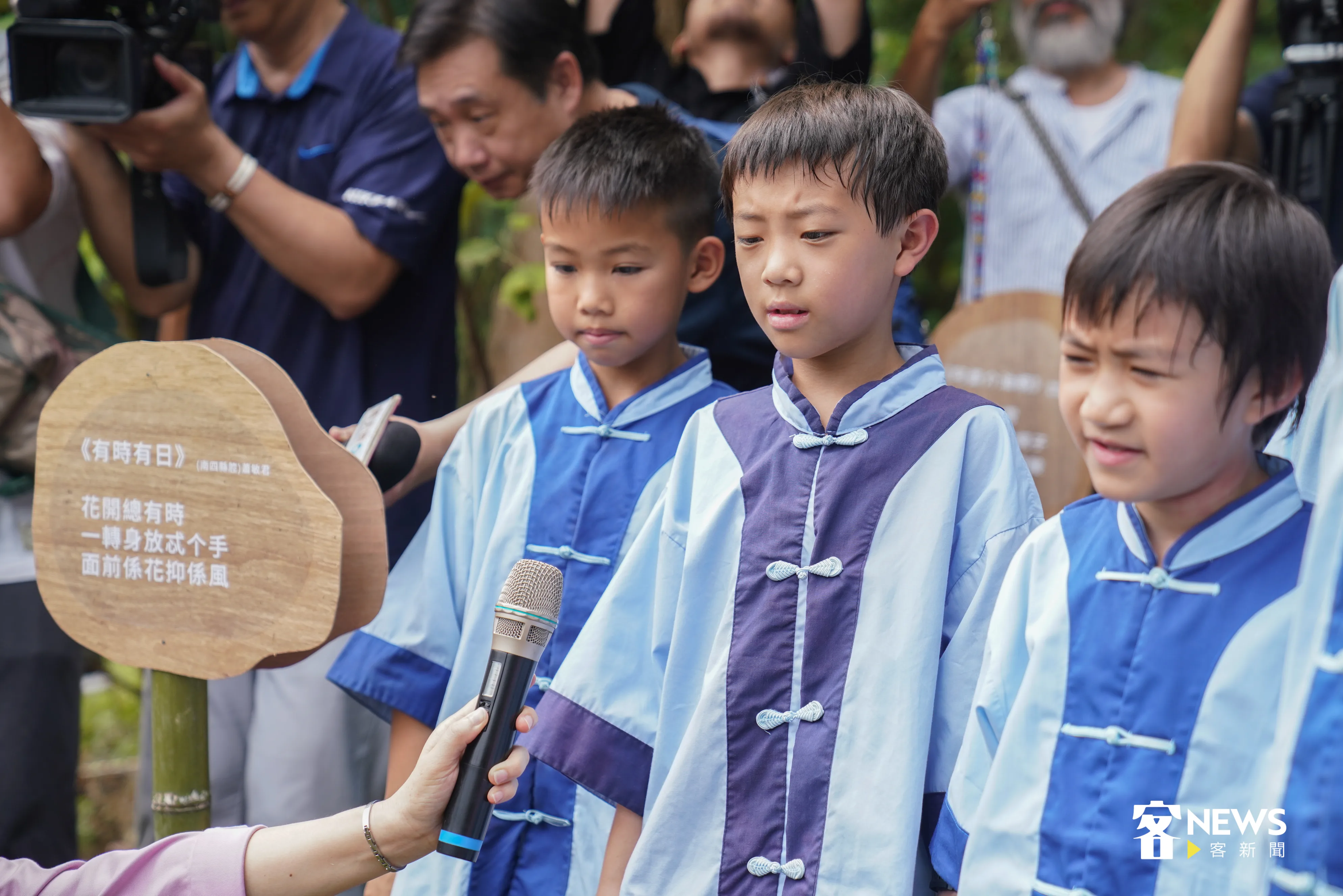 苗栗南河國小客家八音團，唸讀客語三行詩。洪俊傑攝