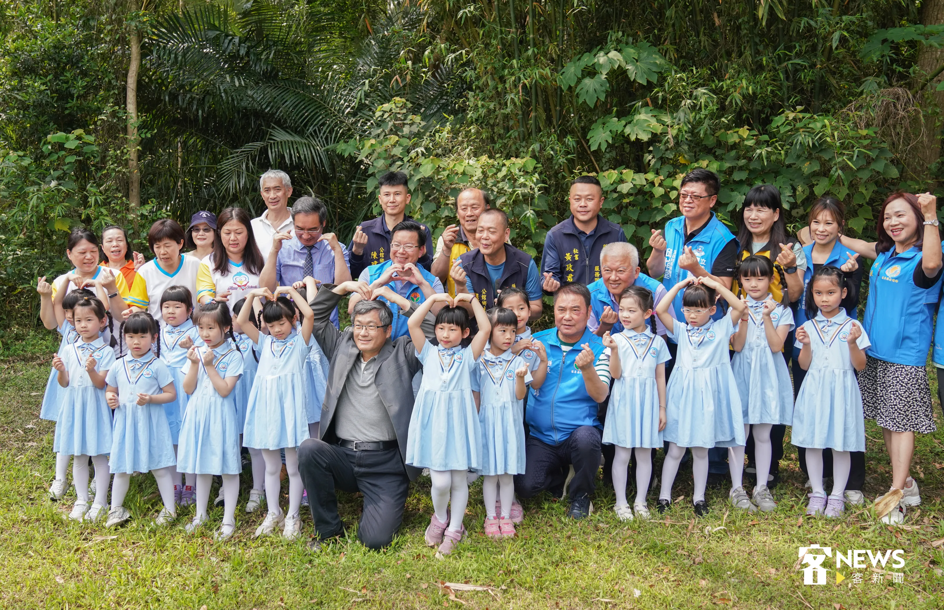 幼兒園學生表演後和貴賓合影。洪俊傑攝