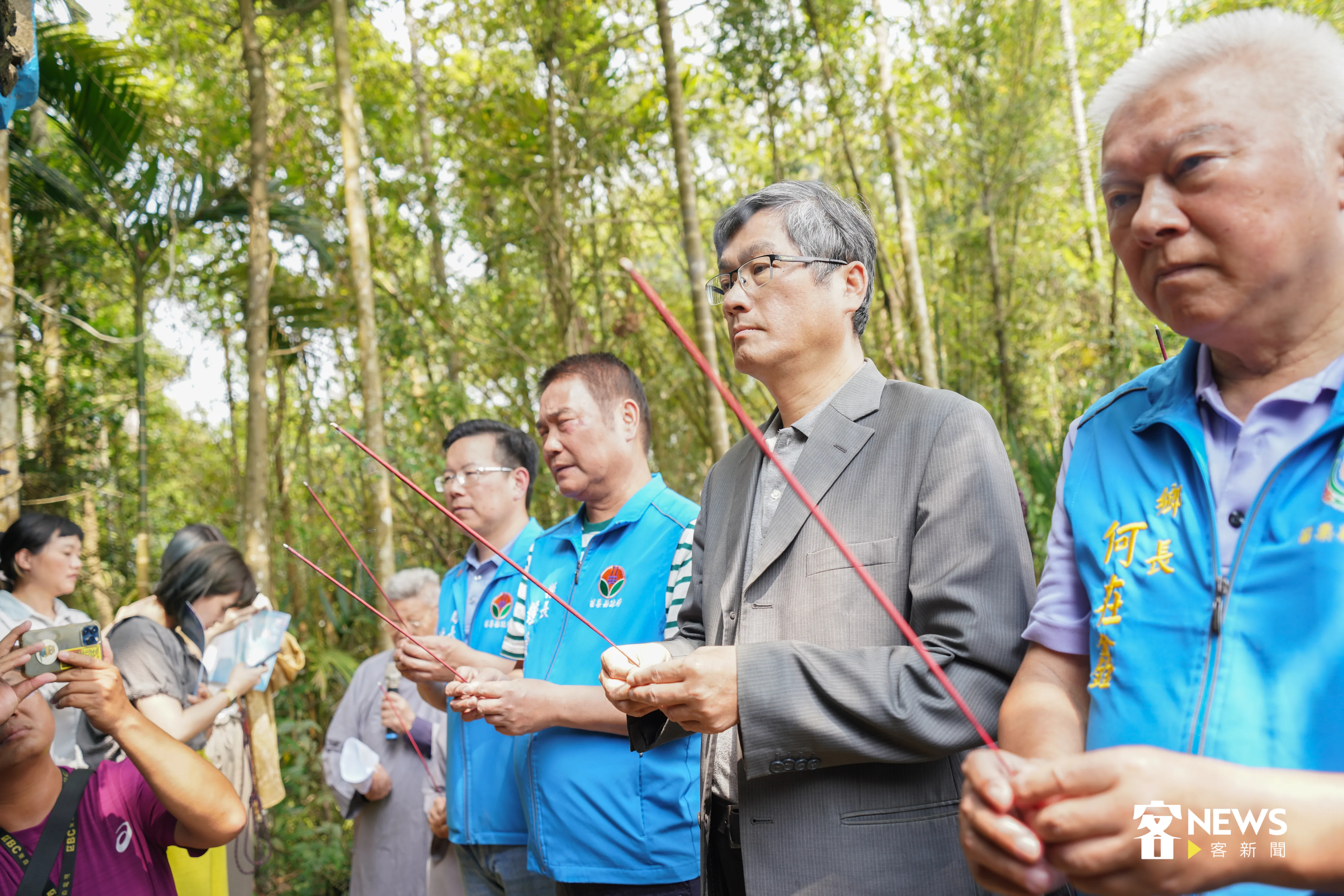客委會主委楊長鎮（右2）與苗栗縣長鍾東錦（右3）偕同與會貴賓，遵循古禮向伯公祈福敬拜、稟告「桐花祭開始」。洪俊傑攝